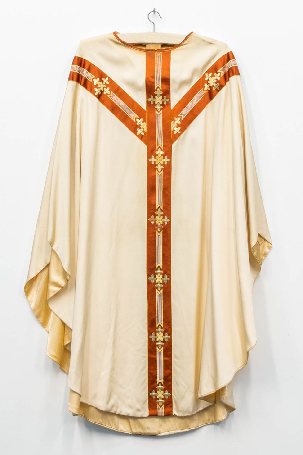 A collection of 4 vintage chasubles, 20th C. - Image 2 of 12
