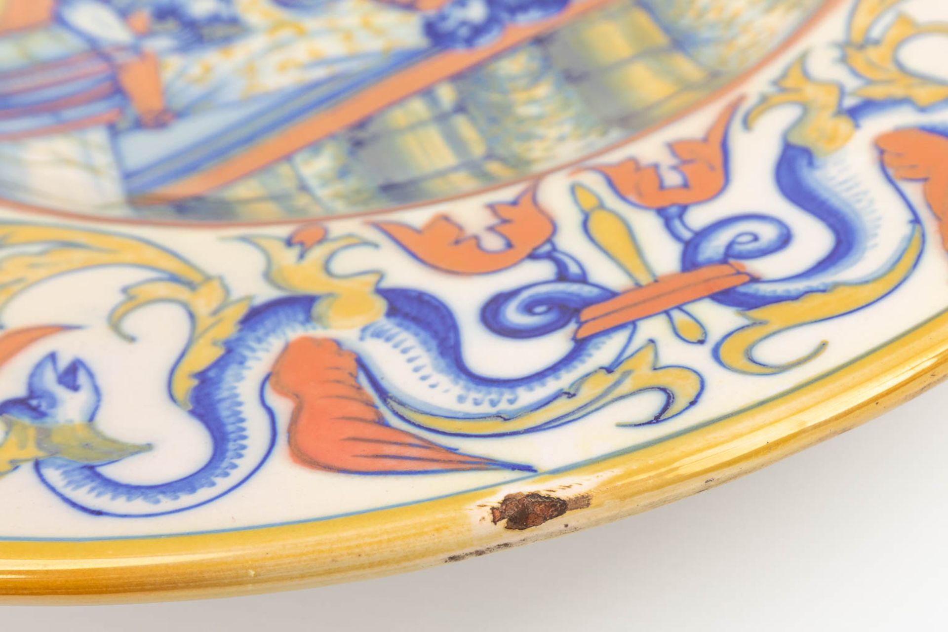 An antique Majolica Plate, with hand-painted decor. Umbra, Italy. (H:6,5 x D:43 cm) - Bild 7 aus 16