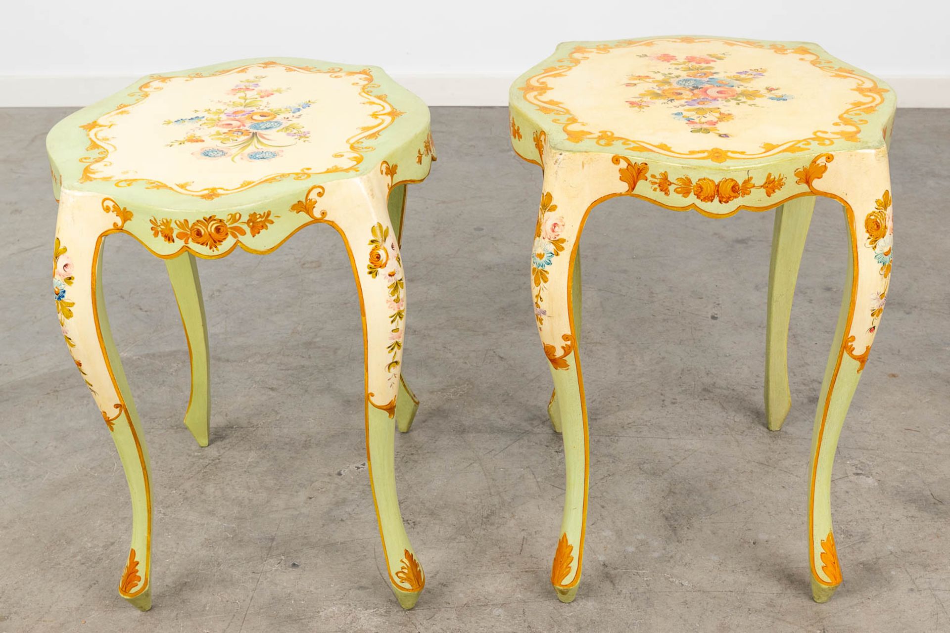 A pair of side tables with removable serving tray, decorated with hand-painted flowers. Italy, circa - Image 5 of 11