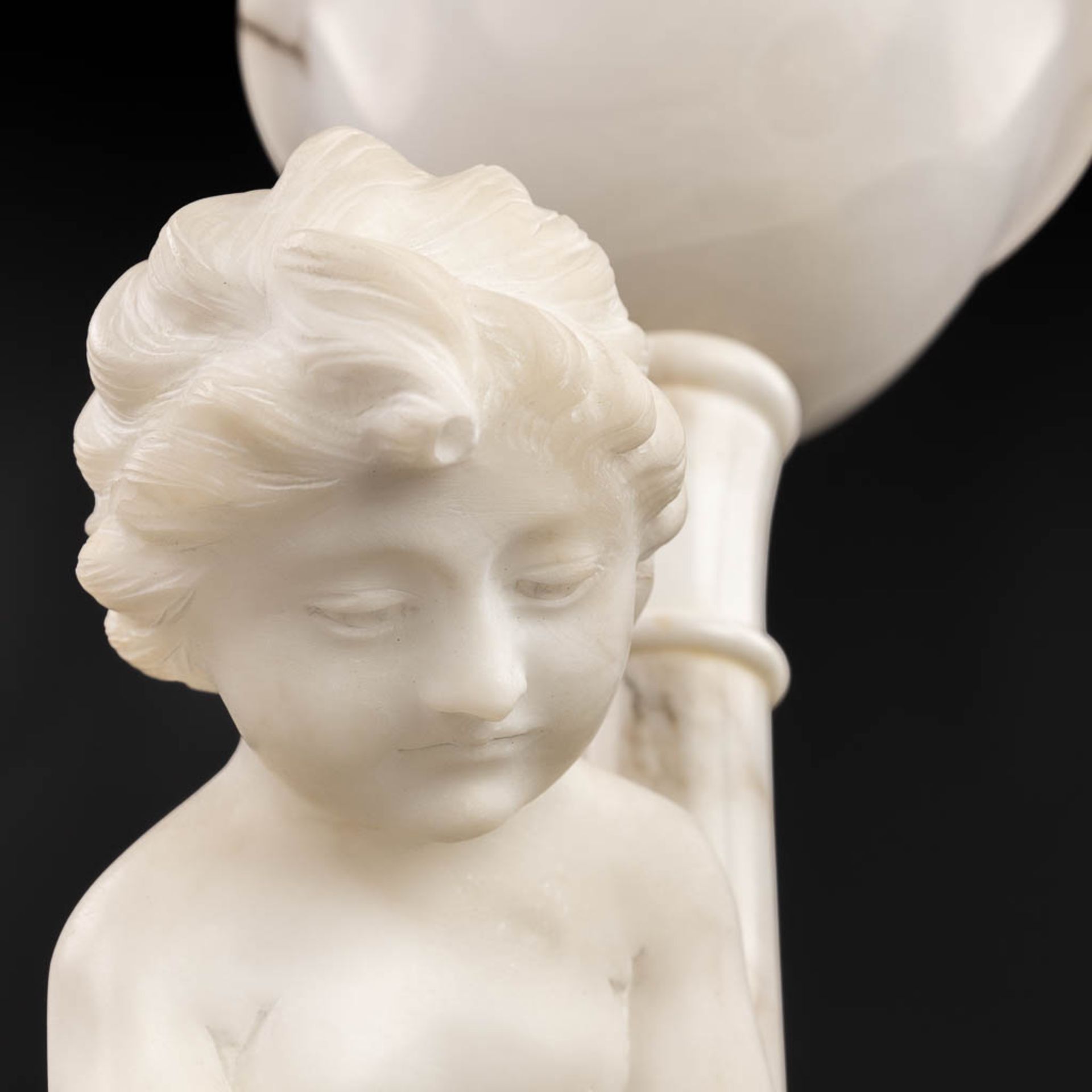 A vintage table lamp, made of sculptured alabaster. Made in Italy, 20th century. (H:71 cm) - Image 9 of 11