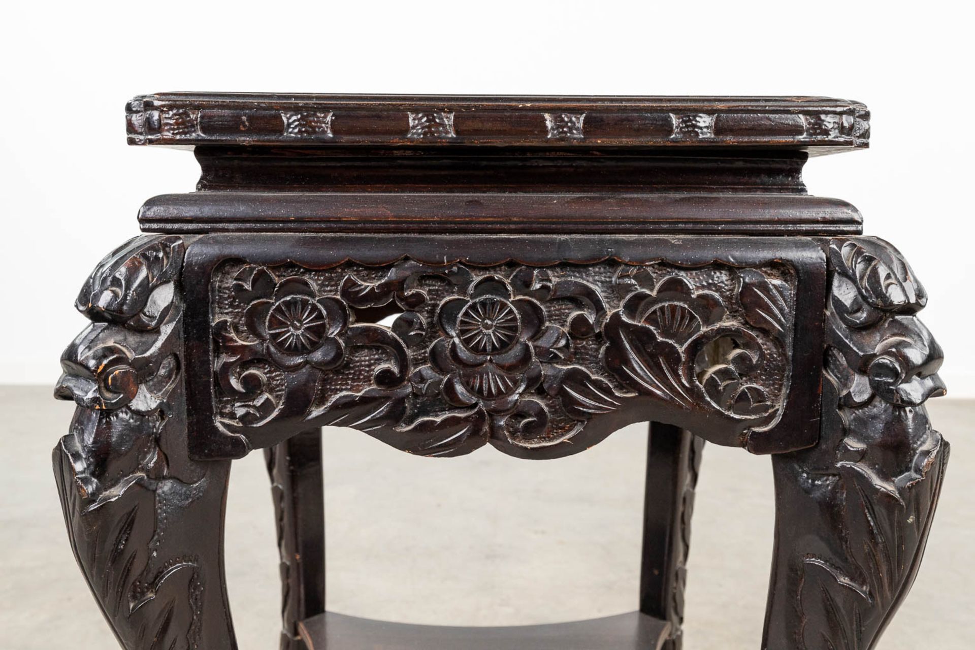 An Oriental stand, hardwood decorated with a floral decor. (L:44 x W:44 x H:61 cm) - Bild 7 aus 12