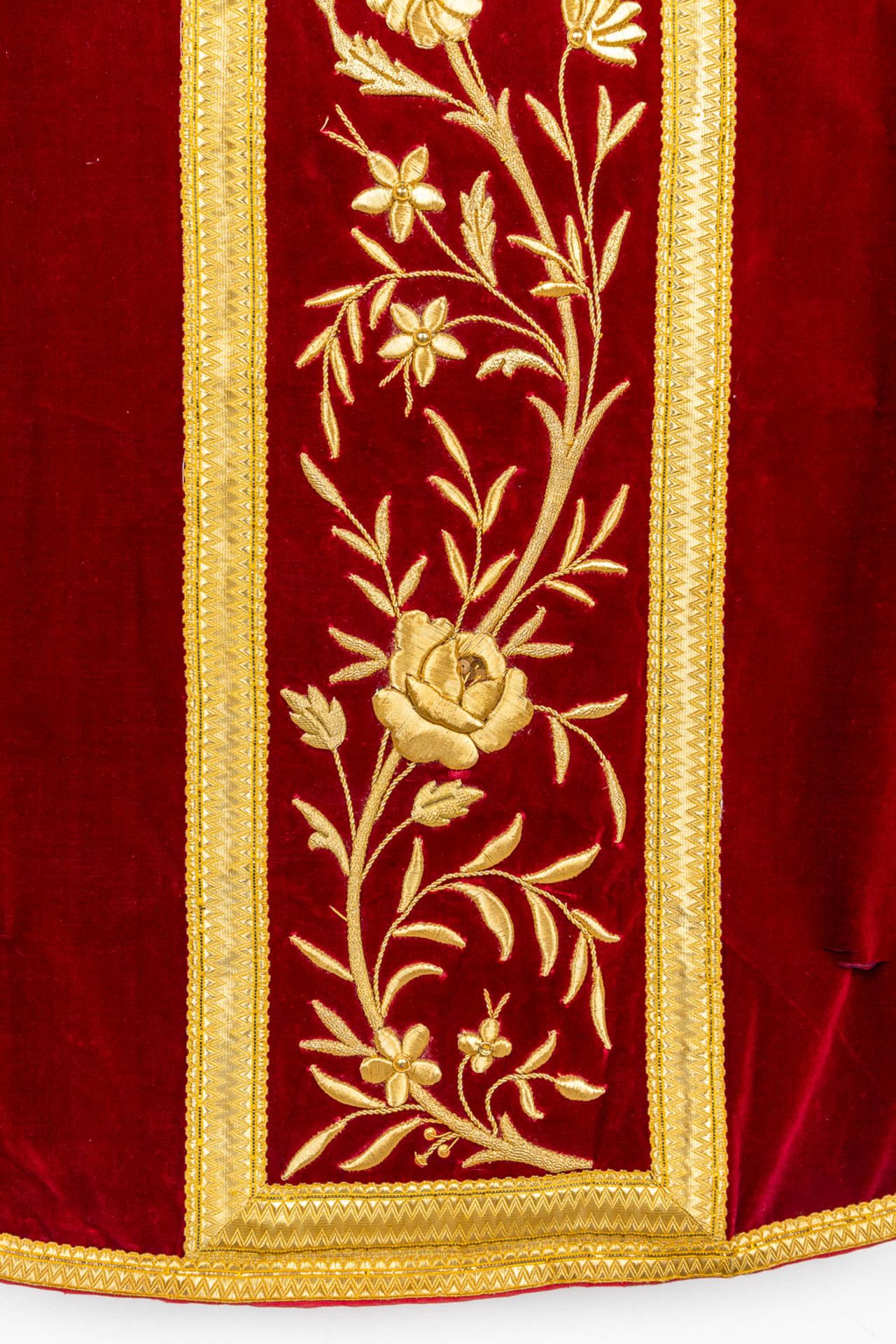 An antique Dalmatic and two Roman Chasubles, embroidered with thick gold thread. (H:108 cm) - Bild 16 aus 29