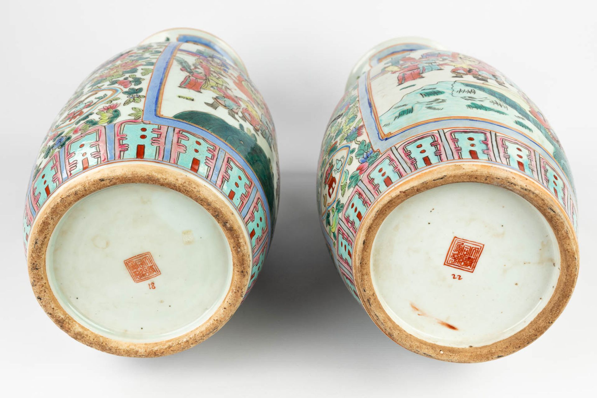 A pair of Chinese vases decorated with warriors. 20th C. (H:56,5 x D:22 cm) - Image 6 of 15