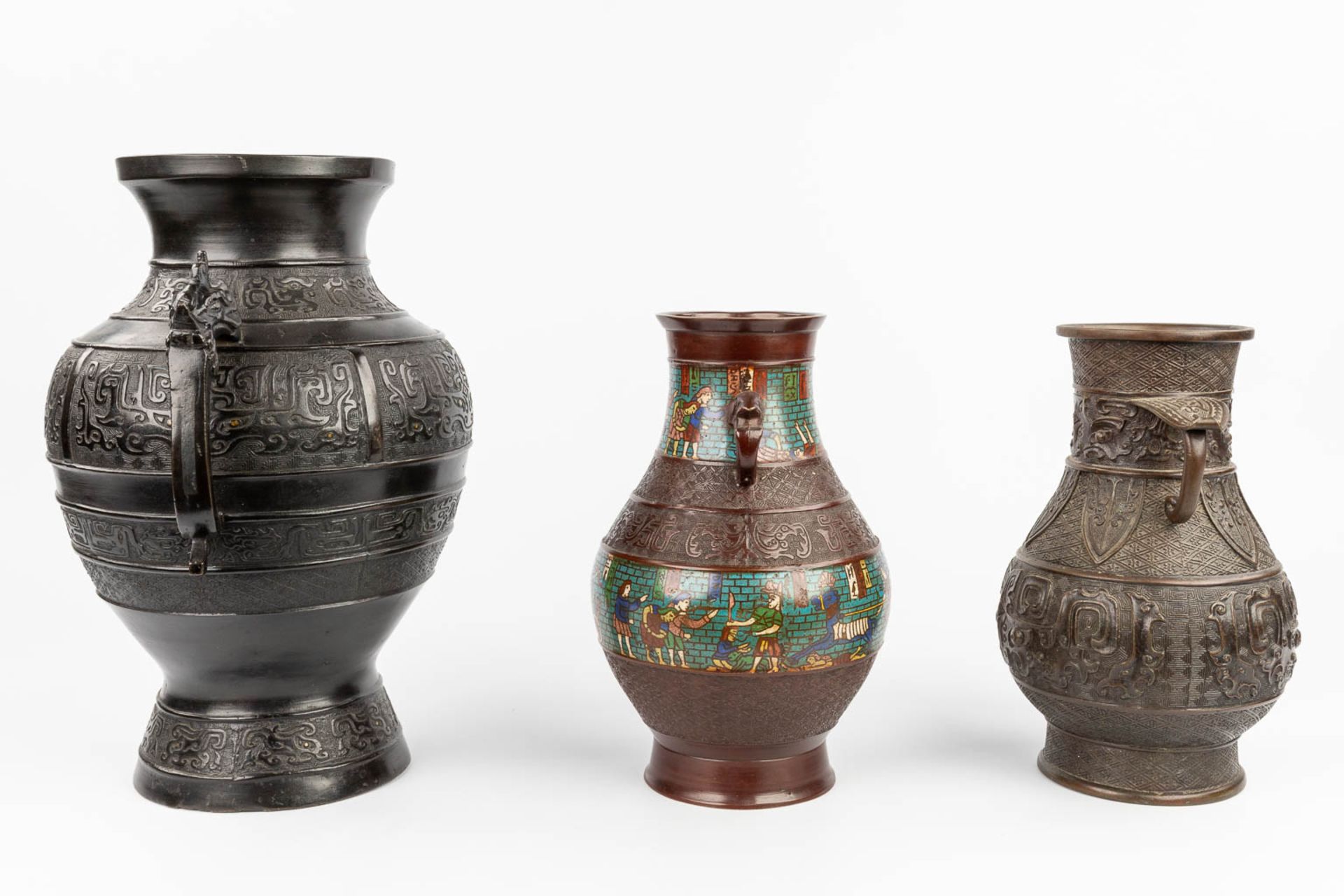 A collection of 3 Oriental vases made of bronze, of which one has a champslevŽ decor. (L:28 x W:35 - Bild 6 aus 19