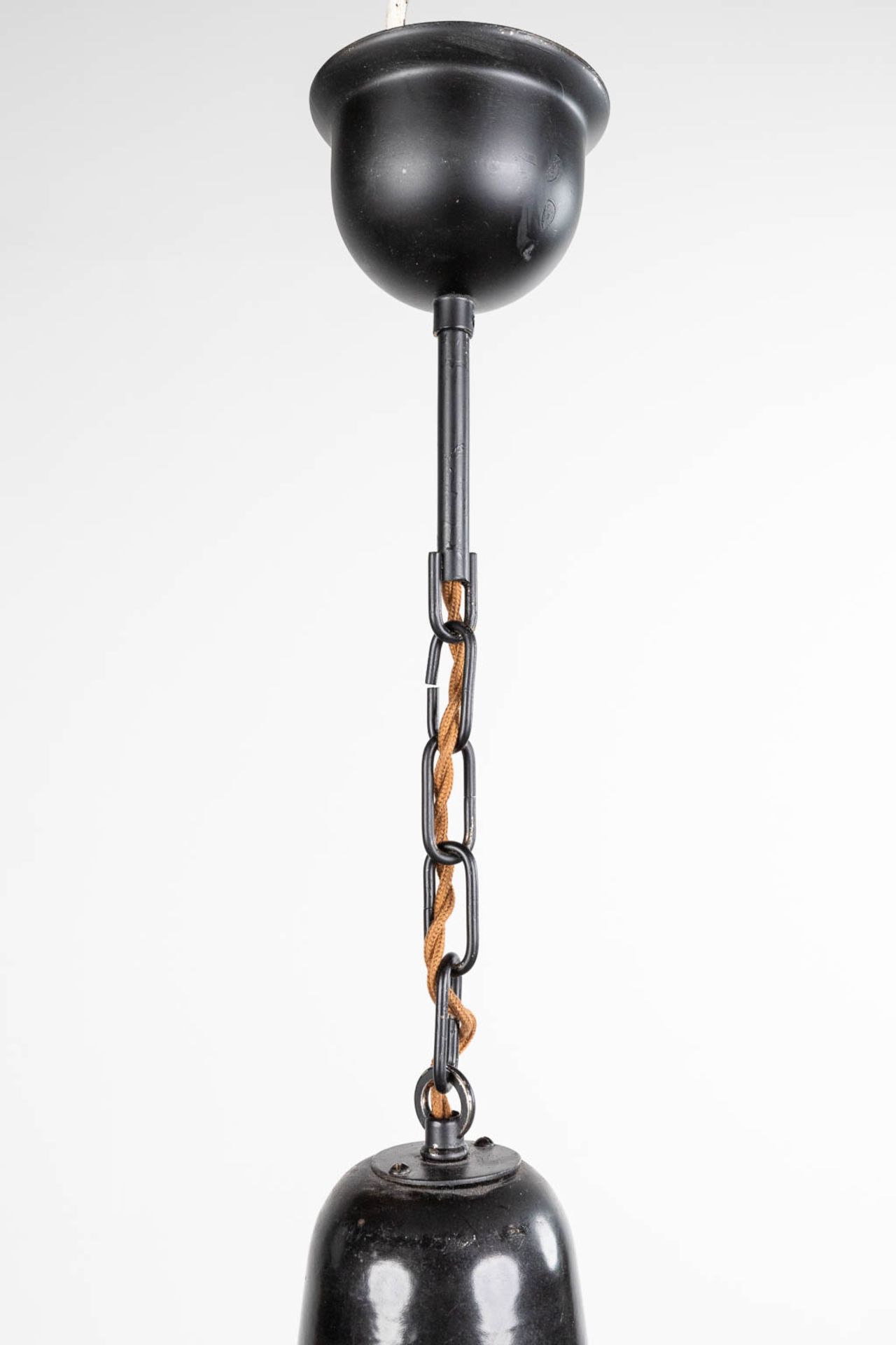 An industrial hanging lamp, with a black and white enamelled lampshade. (W:36 x H:32 cm) - Image 4 of 6