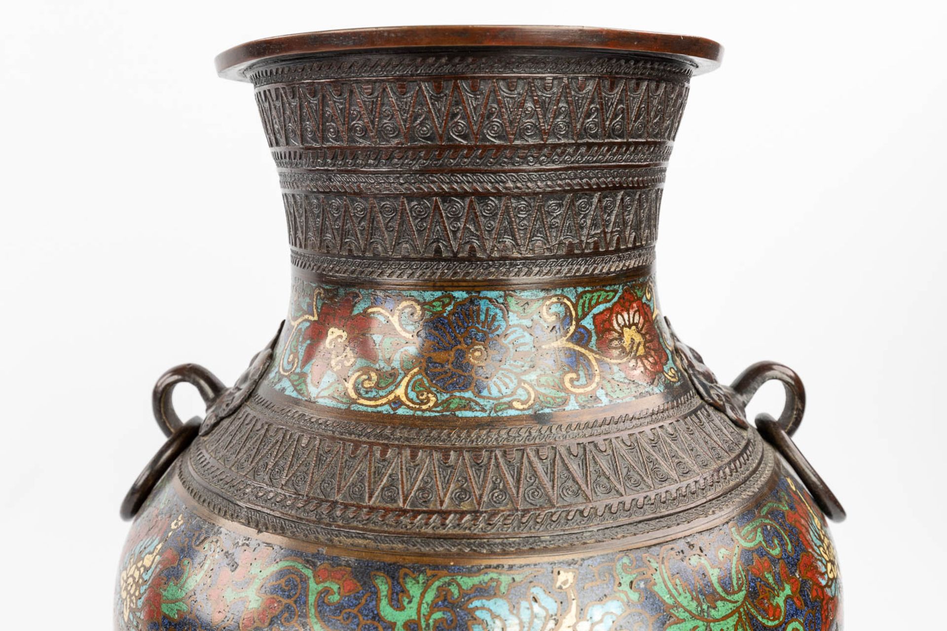 A pair of Oriental vases made of bronze with champslevŽ decor. (H:46 x D:30 cm) - Bild 10 aus 13