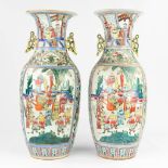 A pair of Chinese vases decorated with warriors. 20th C. (H:56,5 x D:22 cm)