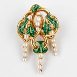 A brooch made of 18-karat gold, decorated with 18 pearls and finished with green enamelled leaves. 2