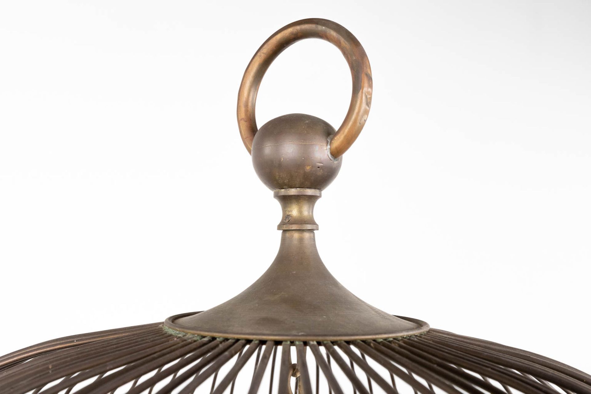 An antique birdcage on a copper stand. Circa 1920. (H:180 x D:58 cm) - Bild 5 aus 13