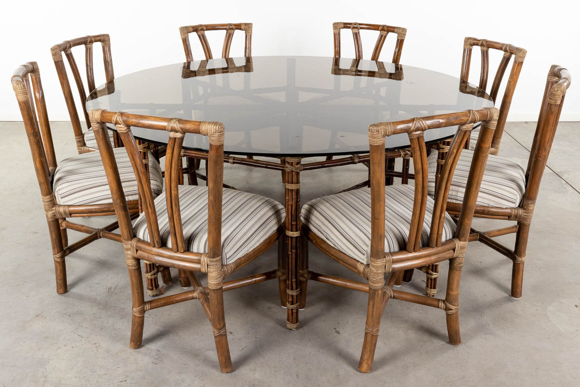 McGuire Furniture company, a large round dining room table with 8 chairs. (H:73 x D:180 cm) - Bild 3 aus 18