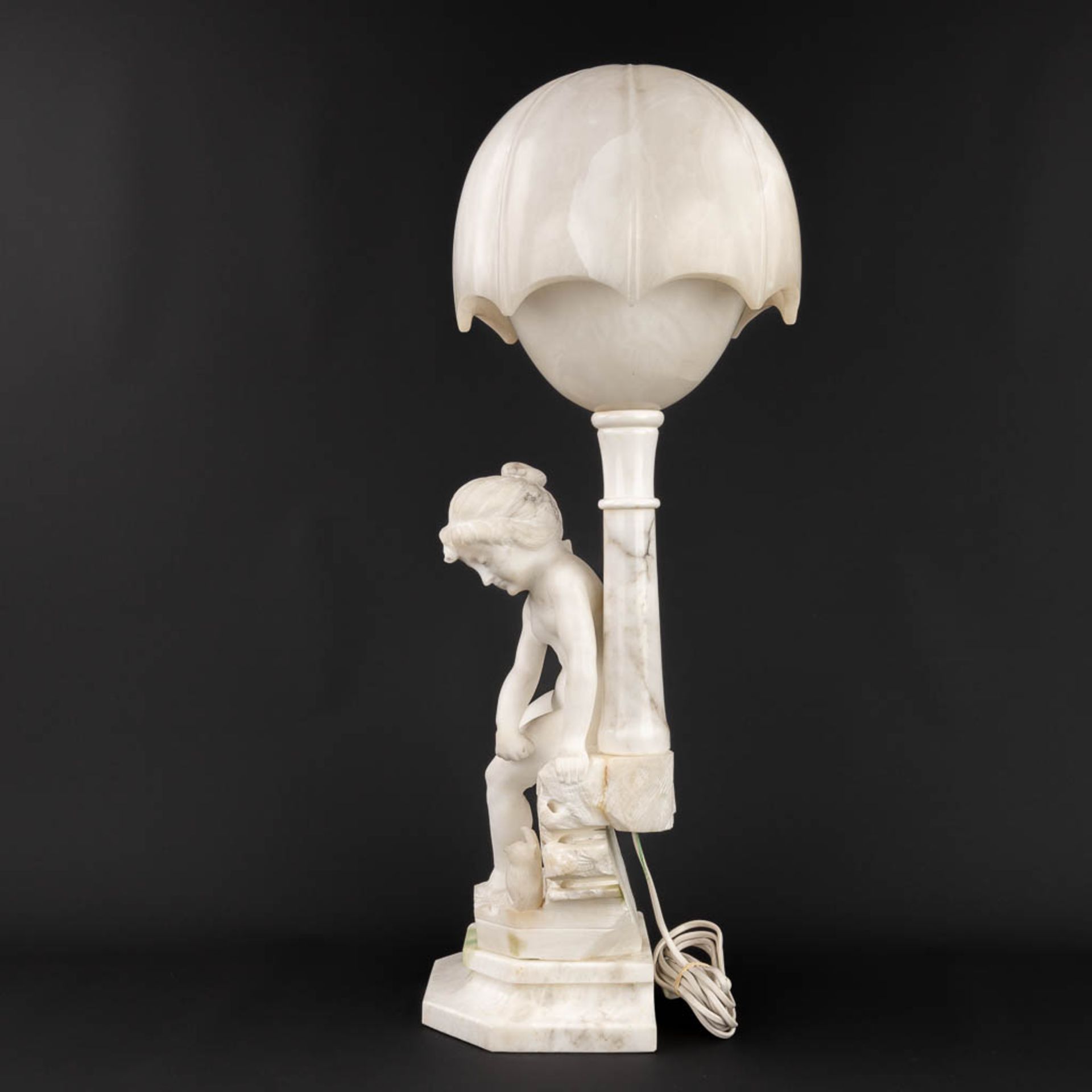 A vintage table lamp, made of sculptured alabaster. Made in Italy, 20th century. (H:71 cm) - Image 4 of 11