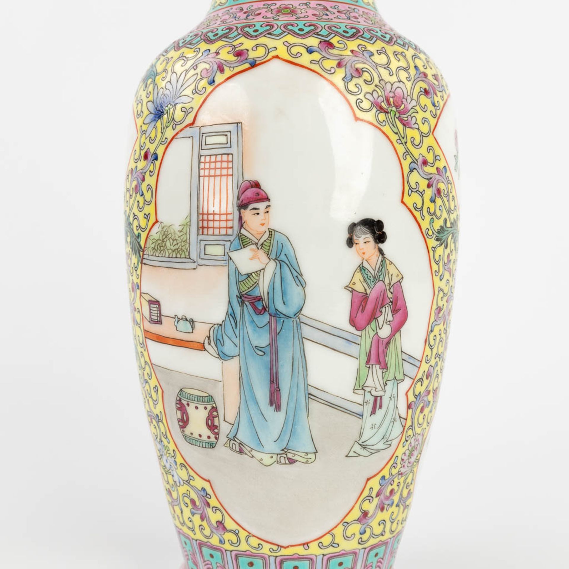 A Chinese vase with Famille rose decor. 20th C. (H:30,5 cm) - Bild 13 aus 15