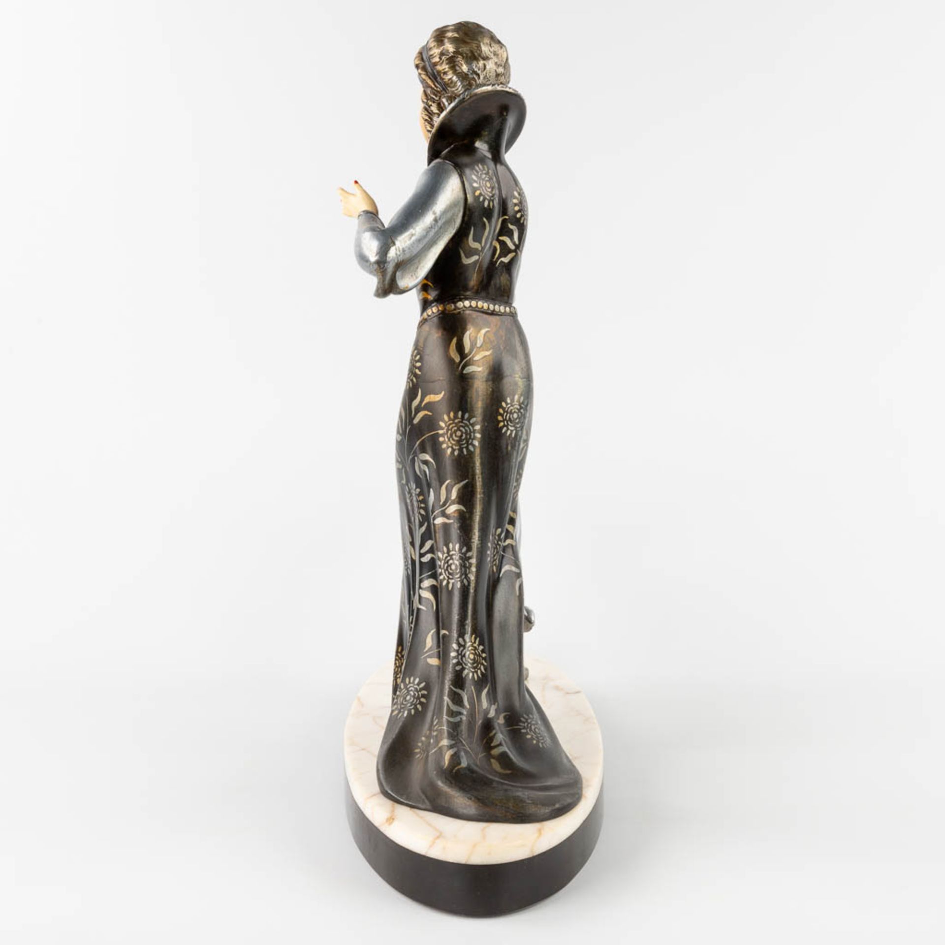 Scali, 'Lady with a greyhound' a statue made in art deco style. Silver-plated spelter and marble. ( - Bild 7 aus 12