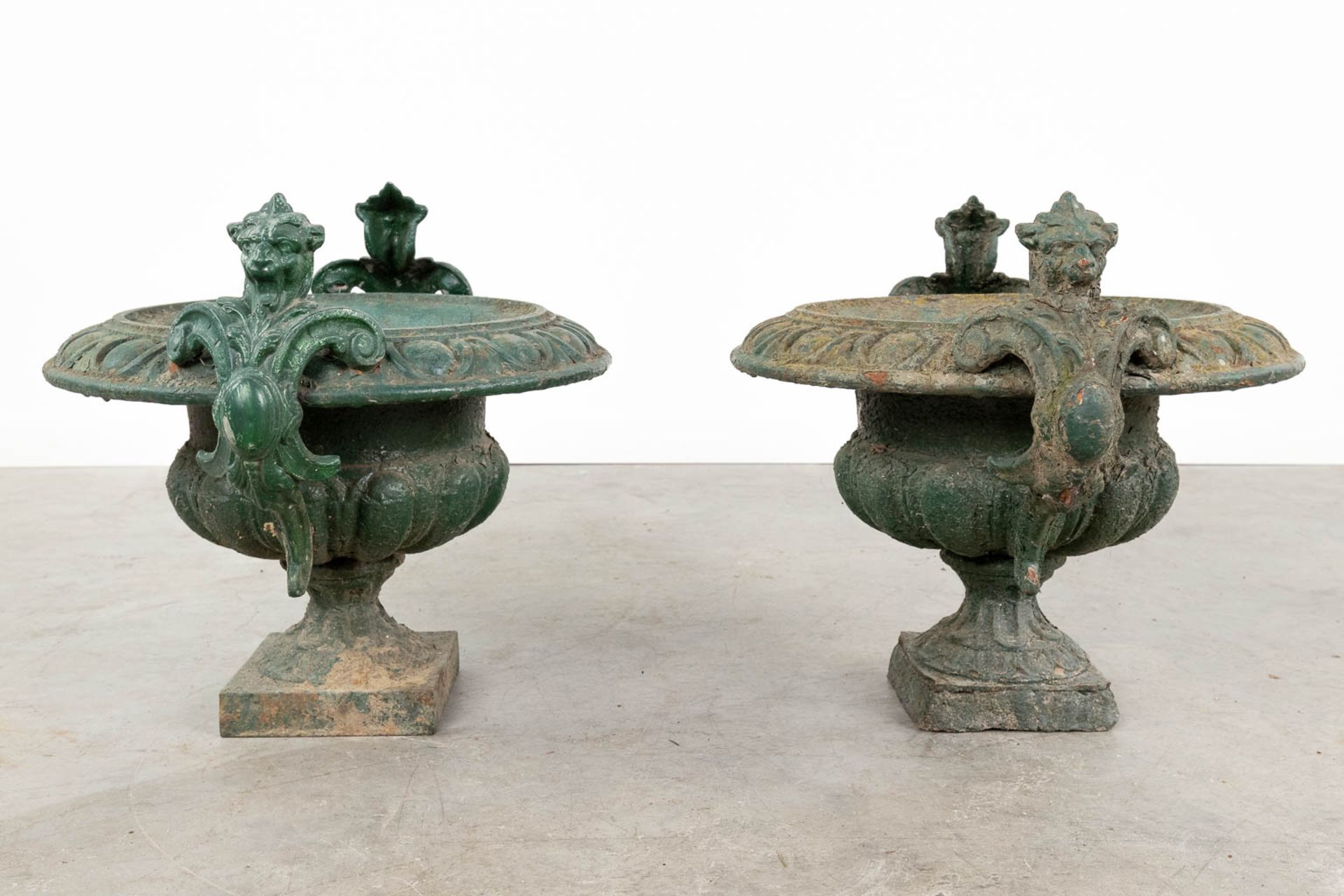 A collection of 3 garden vases, made of cast iron. (L:33 x W:68 x H:34 cm) - Image 4 of 15