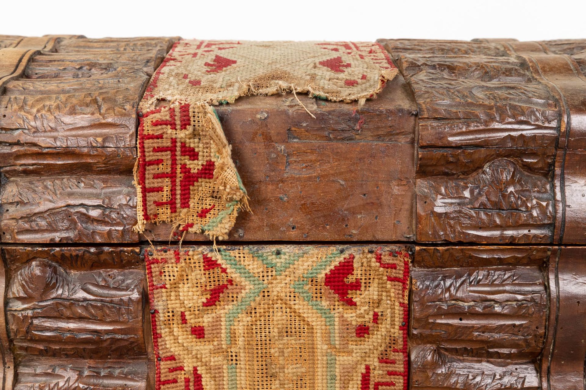 A decorative chest with wood sculptures finished with fabric. (L:39 x W:64 x H:51 cm) - Bild 11 aus 15