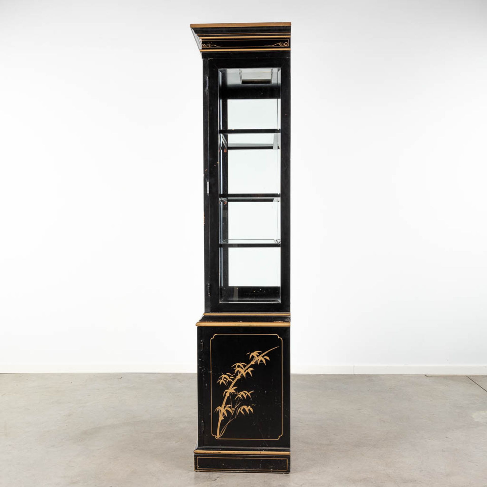 A display cabinet decorated with Oriental decors and birds. 20th C. (L:44 x W:84 x H:203 cm) - Image 7 of 10