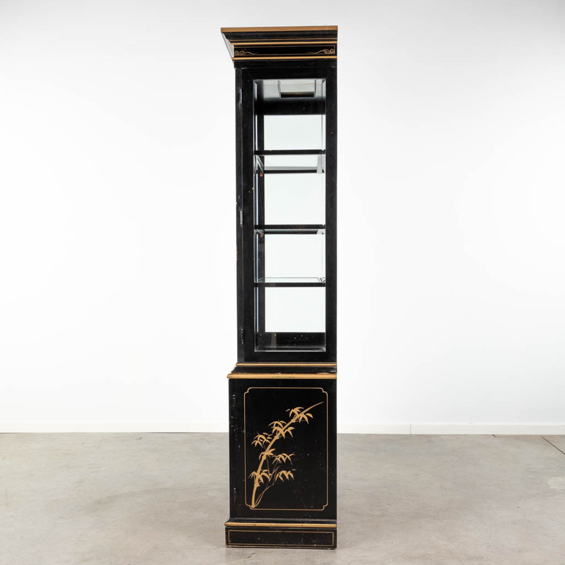 A display cabinet decorated with Oriental decors and birds. 20th C. (L:44 x W:84 x H:203 cm) - Bild 7 aus 10