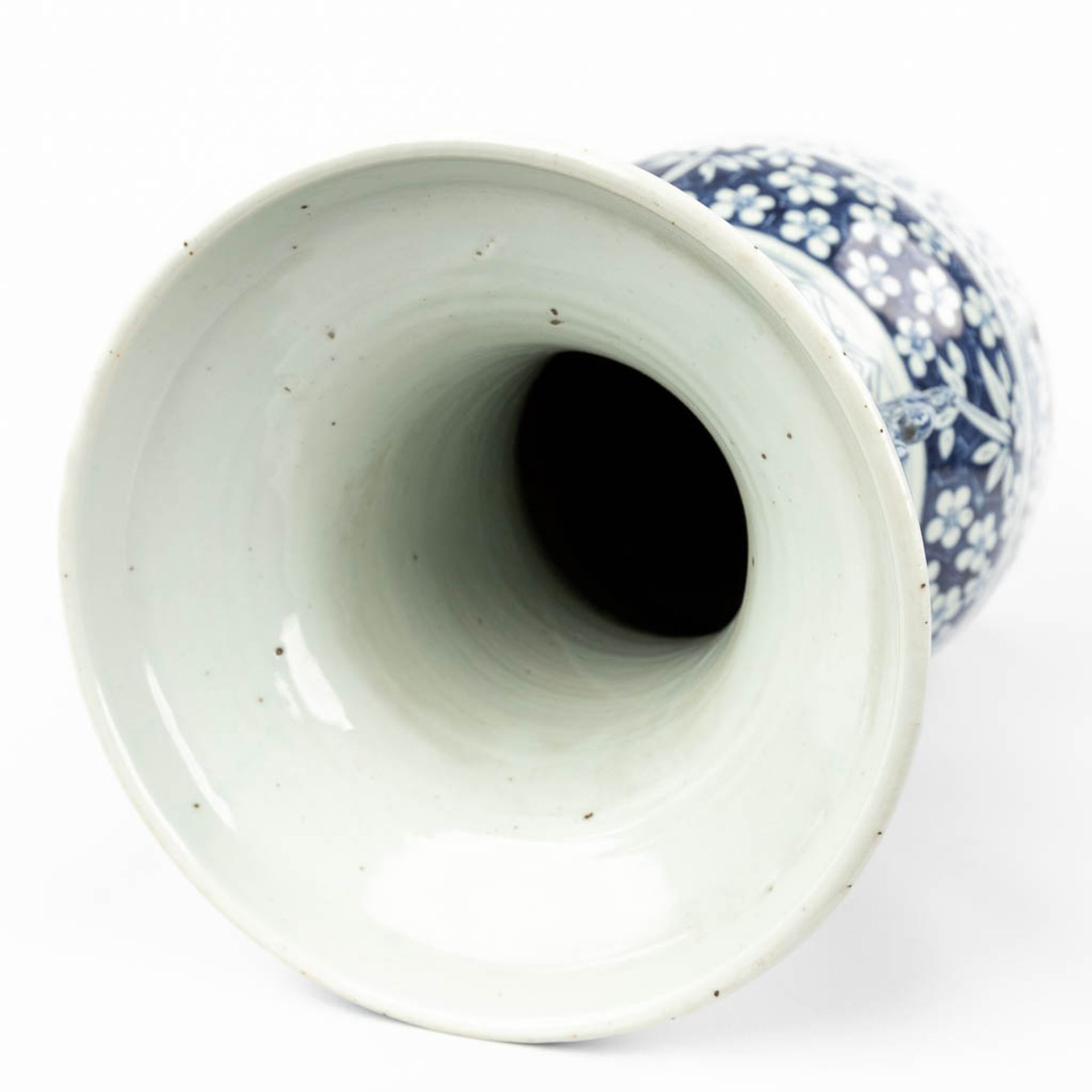 A Chinese vase with blue-white decor and a double Xi sign of happiness. 19th/20th C. (H:61 x D:23 c - Bild 2 aus 12