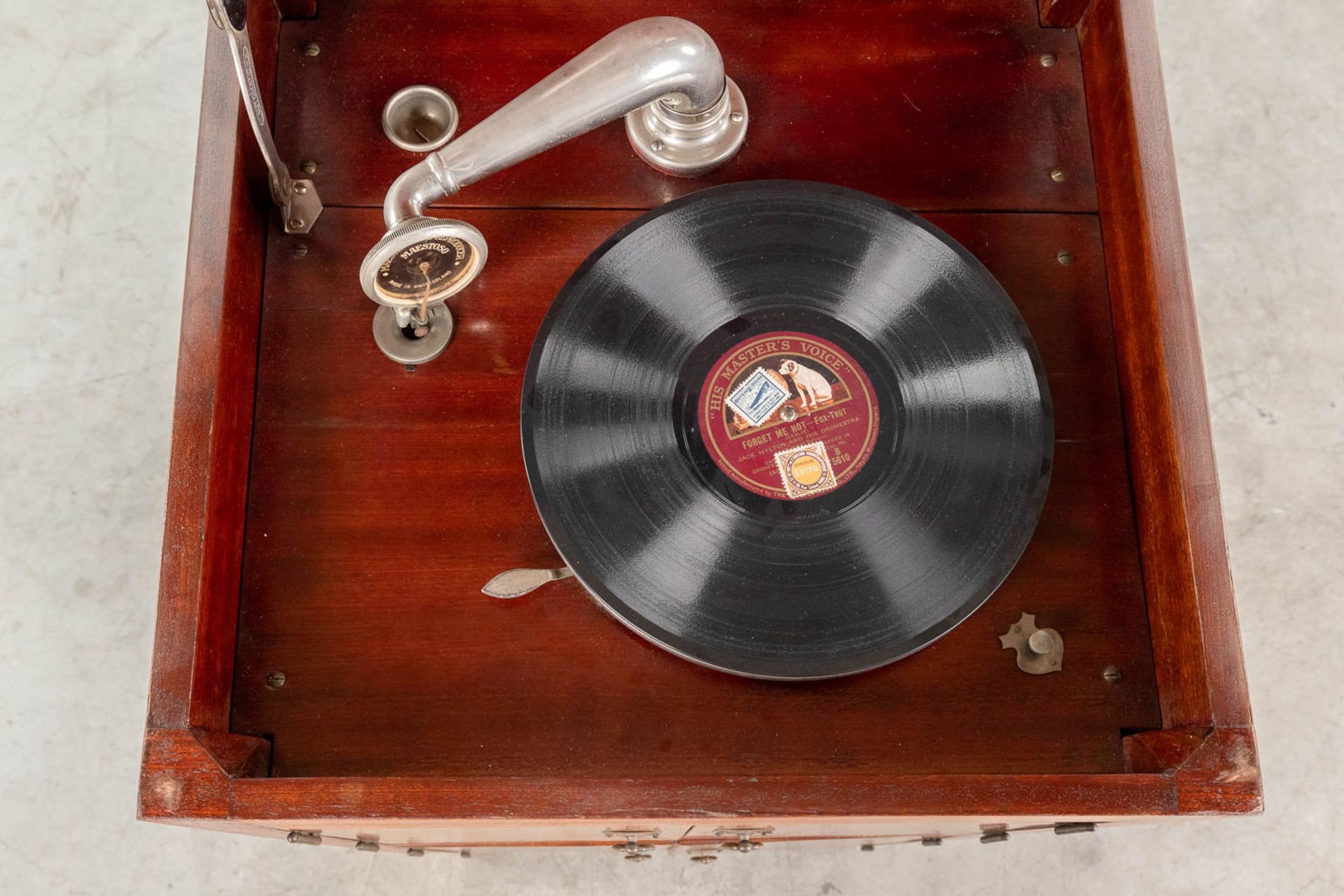 An antique Maestrophone 'His Master's Voice' mounted in a cabinet, with additional bakelite records. - Bild 10 aus 17