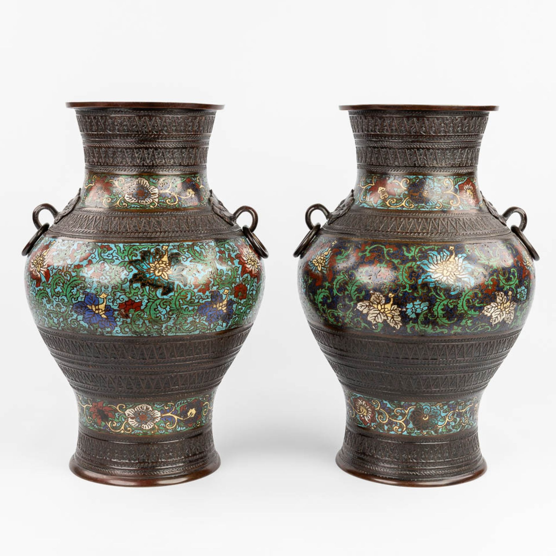 A pair of Oriental vases made of bronze with champslevŽ decor. (H:46 x D:30 cm)