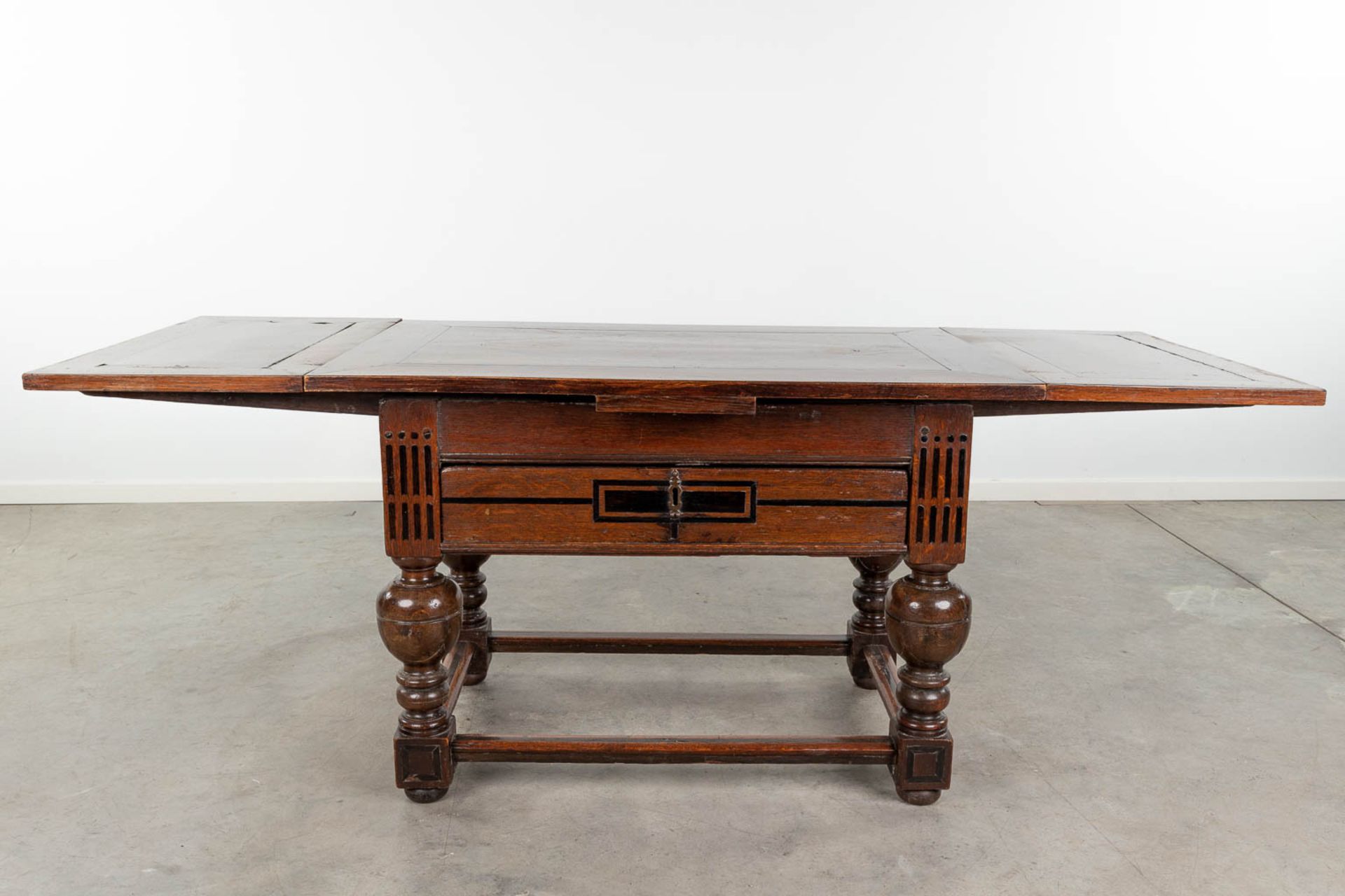 An antique 'Payment Table', made of oak and inlaid with ebony. 17th century. (L:76 x W:113 x H:76 c - Bild 7 aus 19