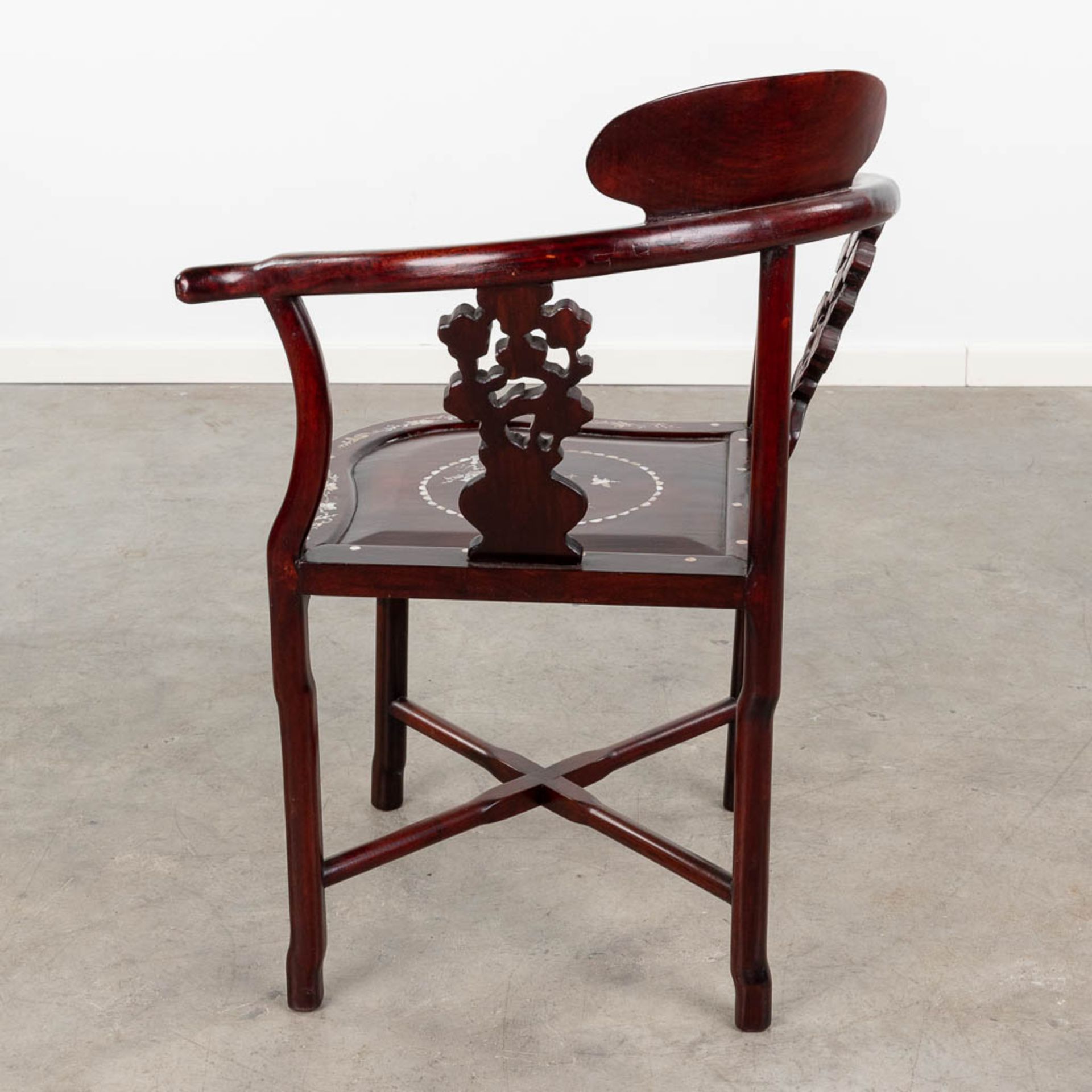 A set of Oriental cigogne side tables and a chair, decorated with mother of pearl. (L:55 x W:55 x H: - Bild 7 aus 18