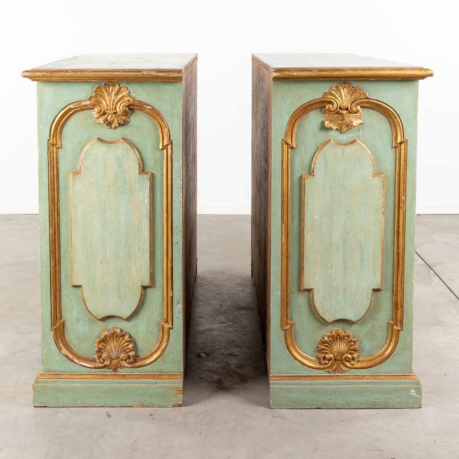 A pair of decorative Italian pieces of furniture, gold plated and green patinated. 20th C. (L:53 x W - Bild 7 aus 21