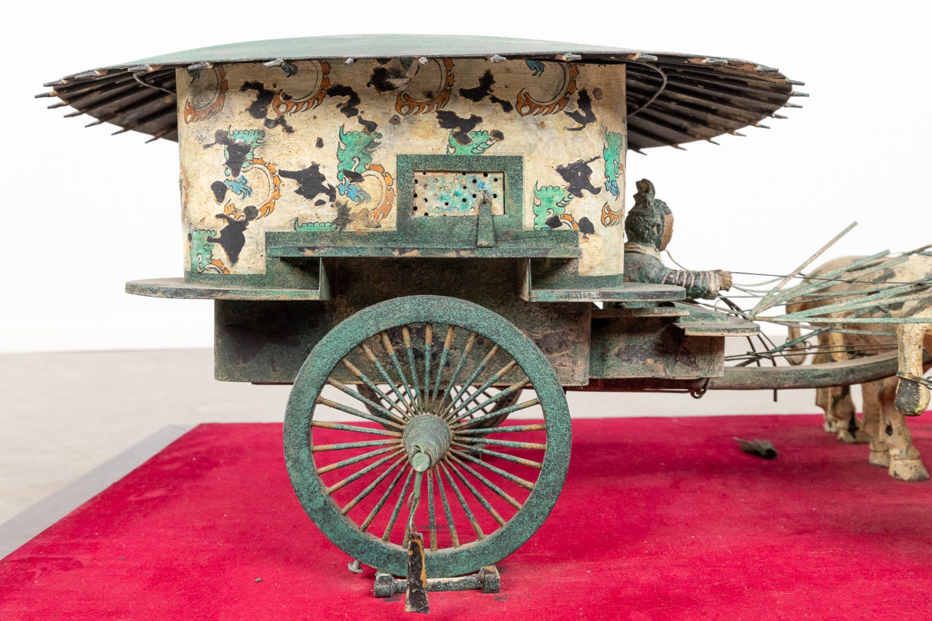A Chinese horse-drawn carriage, made of bronze and metal, after the terracotta army of Siam. (L:45 - Bild 9 aus 13