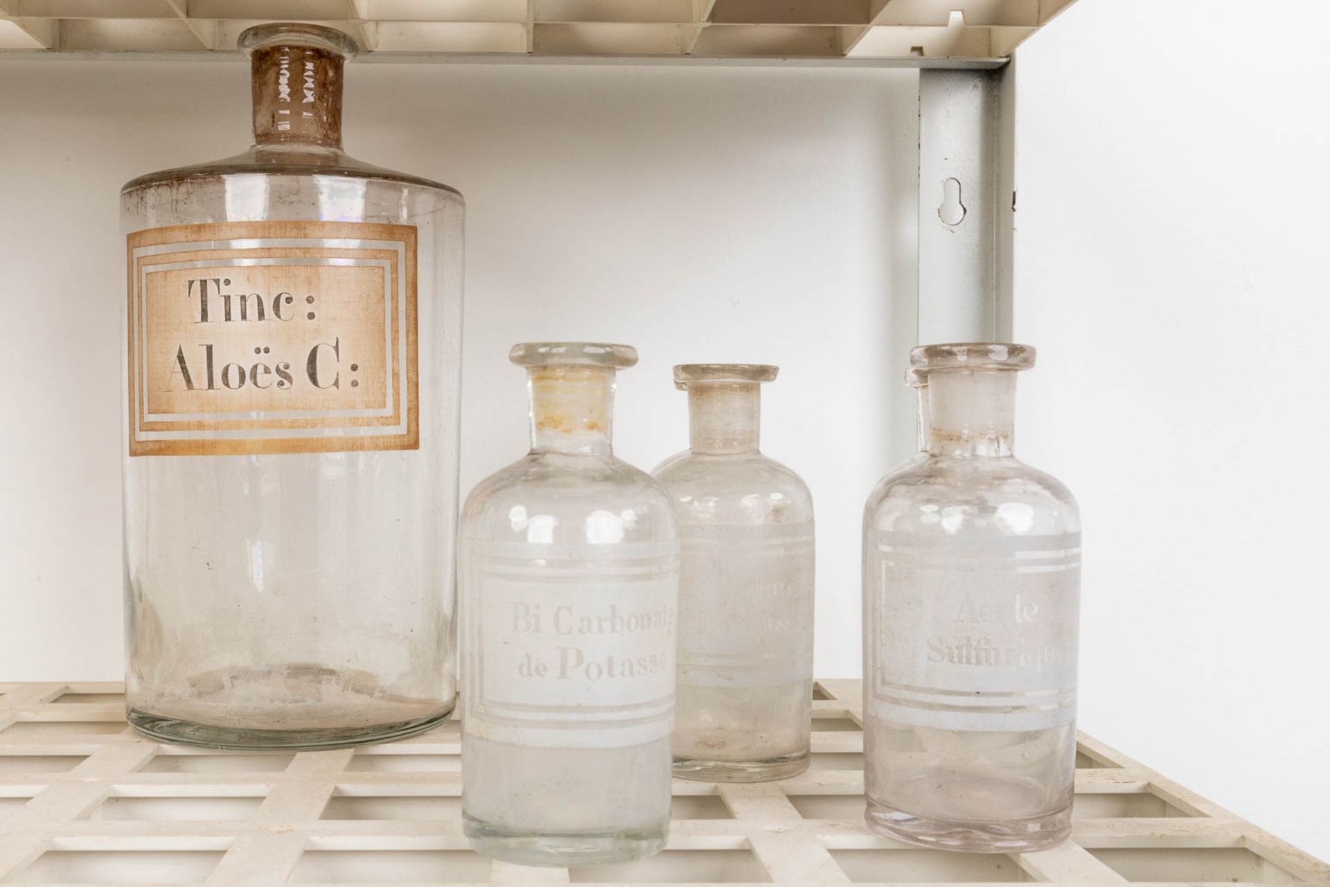 A collection of 24 antique pharmacy bottles. (H:24 x D:10 cm) - Bild 8 aus 11