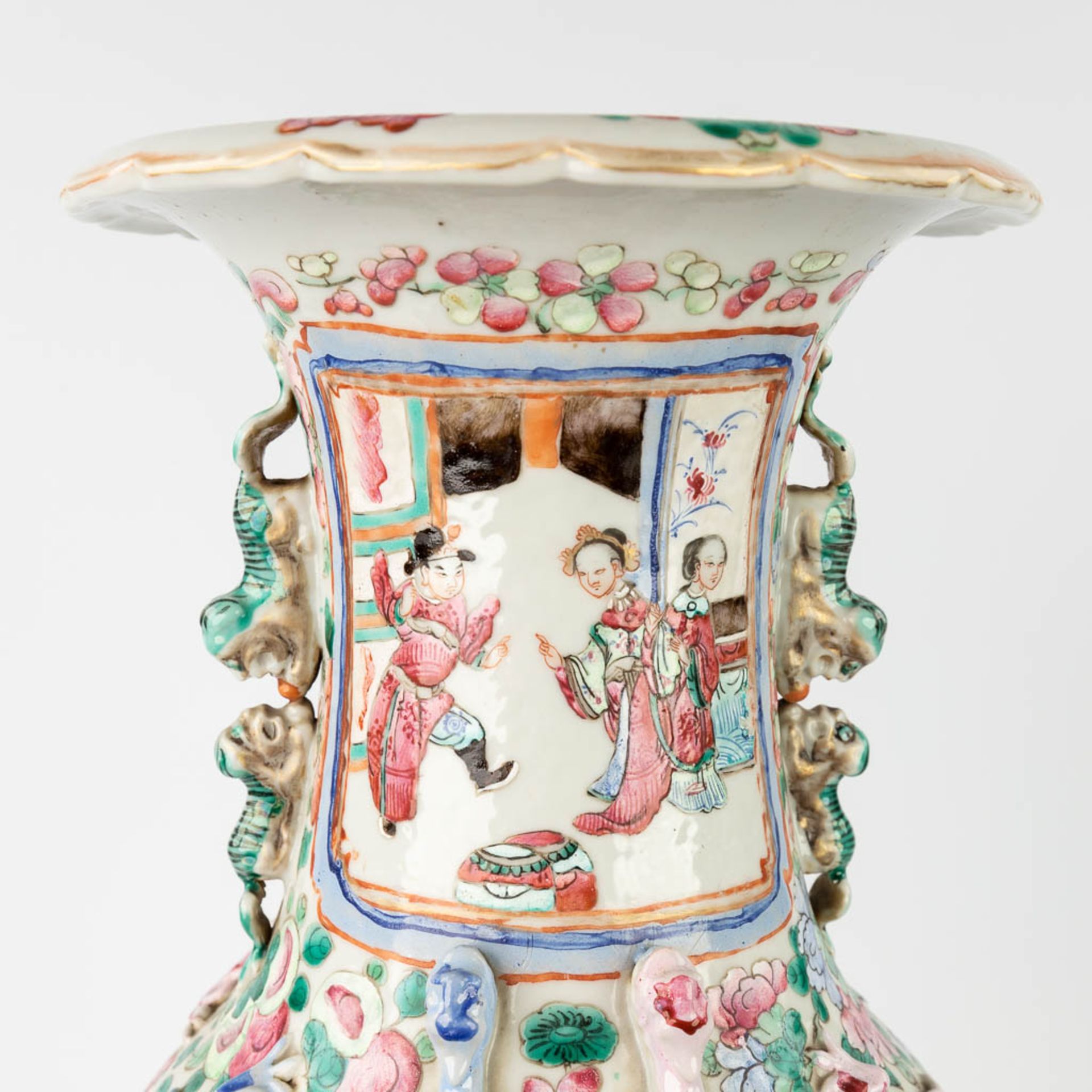 A collection of 2 Chinese vases, Famille rose. 19th/20th C. (H:65 cm) - Bild 11 aus 21