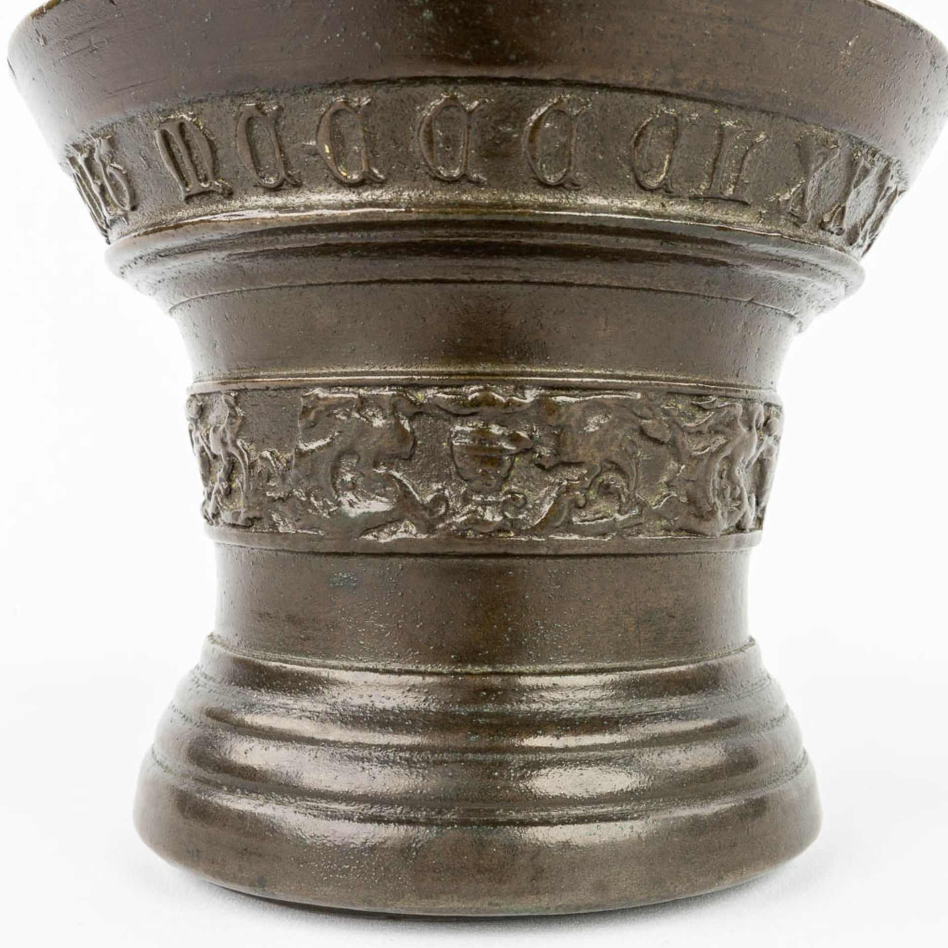 An antique mortar, made of bronze and marked 'Petrus Vanden Gheyn Me ficit 1580'. 16th C. (H:10,5 x - Image 15 of 15