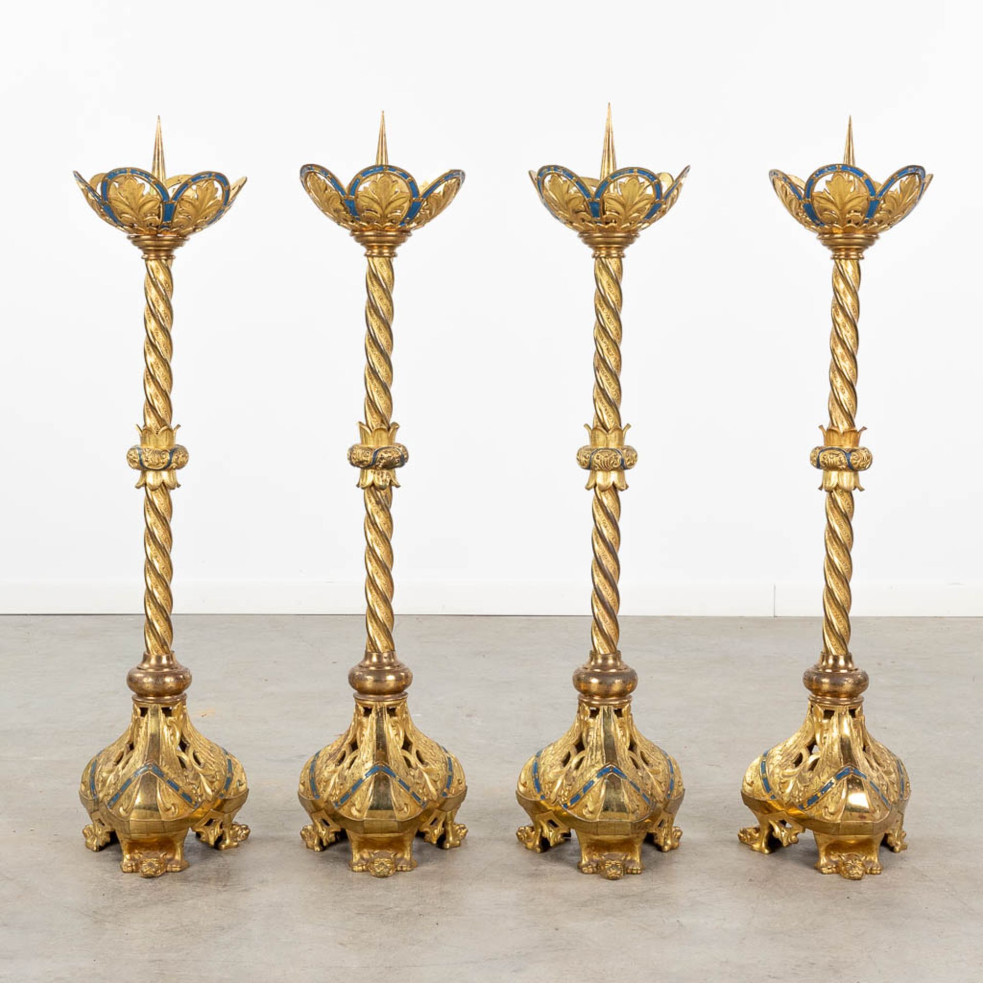 A set of 4 church candlesticks made of bronze in gothic revival style. 19th century. (H:90 x D:23 cm - Bild 3 aus 12