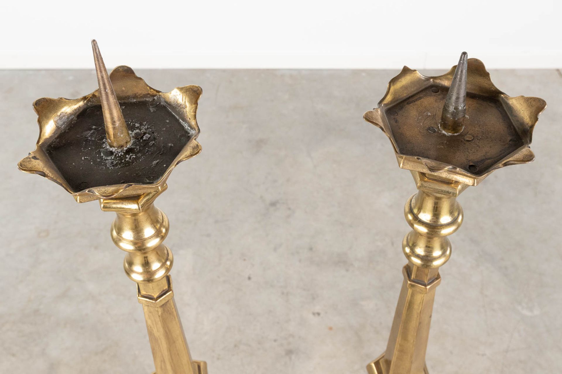 A pair of church candlesticks made of bronze. 20th century. (H:125 cm) - Bild 6 aus 9