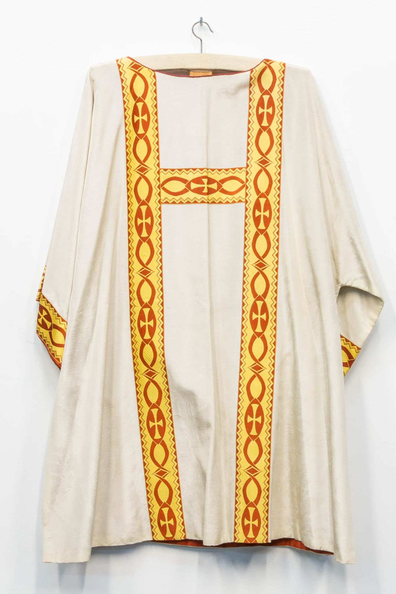 A collection of 4 vintage chasubles, 20th C. - Bild 10 aus 12