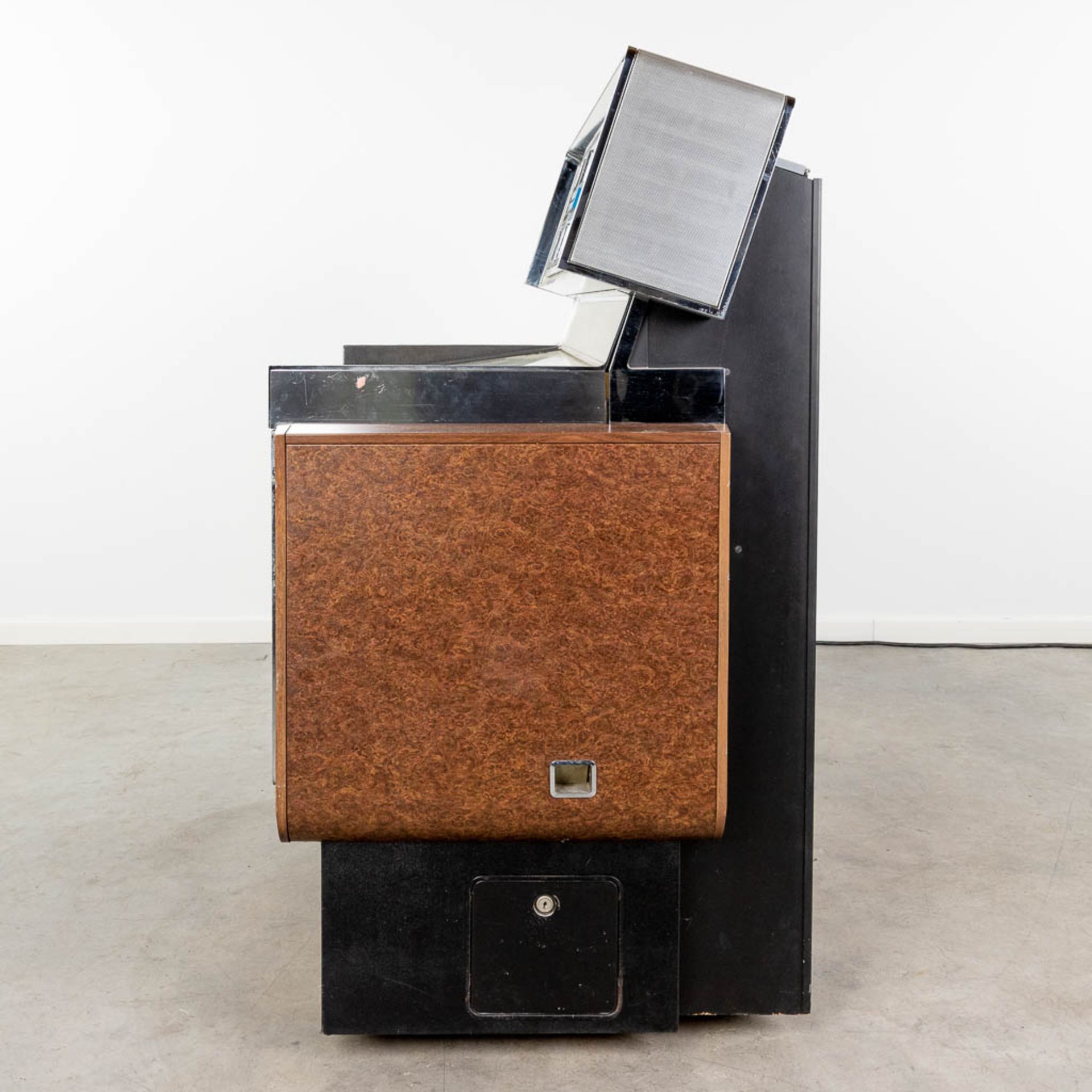 AMI R-81, a vintage jukebox with matching AMI speakers and a control unit. (L:70 x W:106 x H:130 cm - Bild 14 aus 17