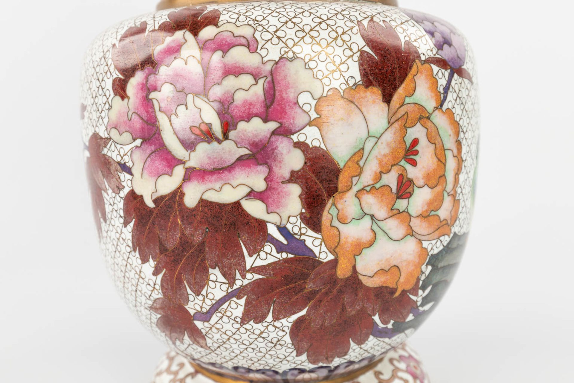 A pair of cloisonnŽ vases with flower and bird decor, in the original box. (H:31 x D:19 cm) (H:31 - Bild 9 aus 19