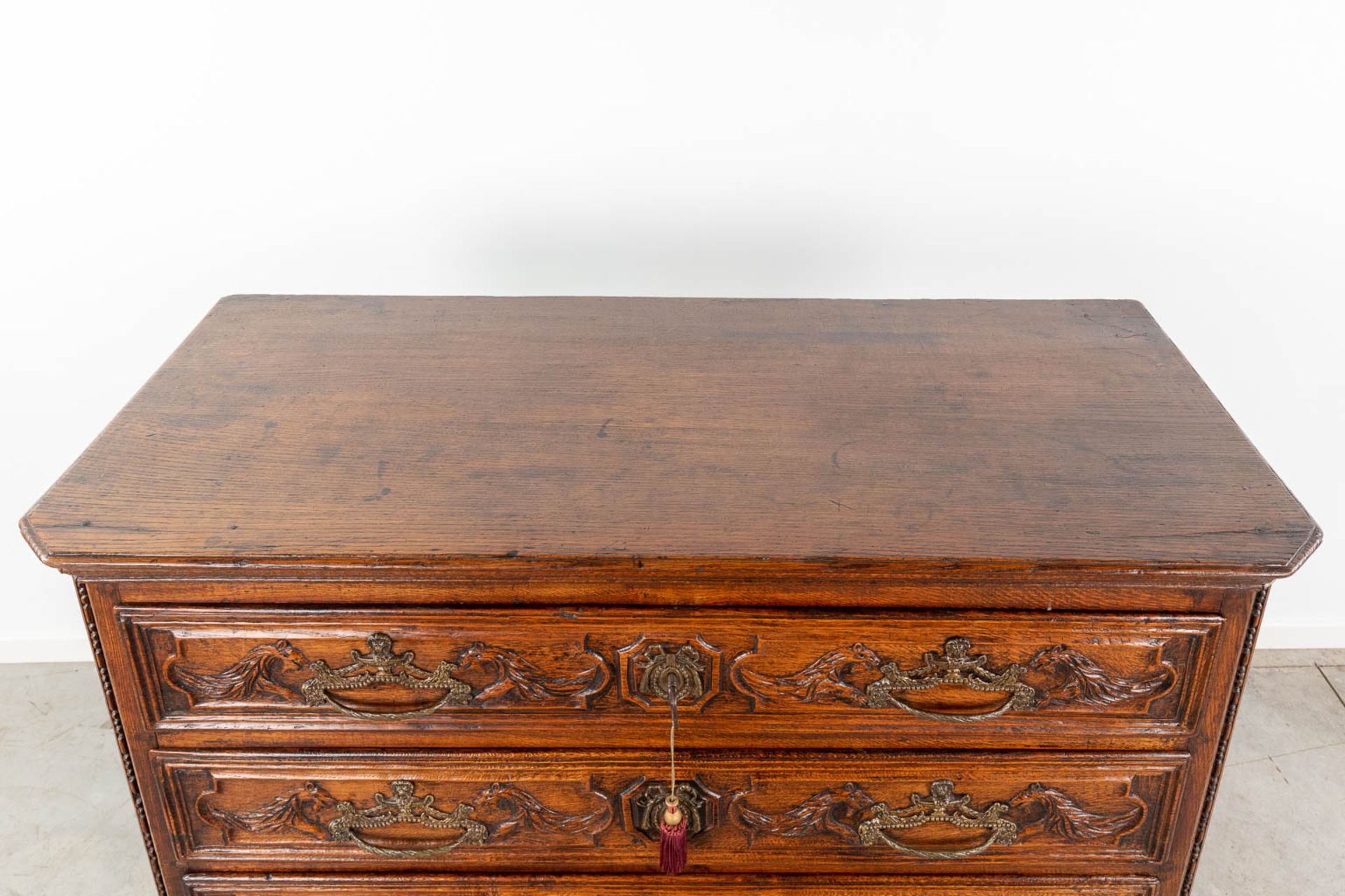 An antique commode with 4 drawers, decorated with mythological figurines and mounted with bronze. Lo - Bild 8 aus 13