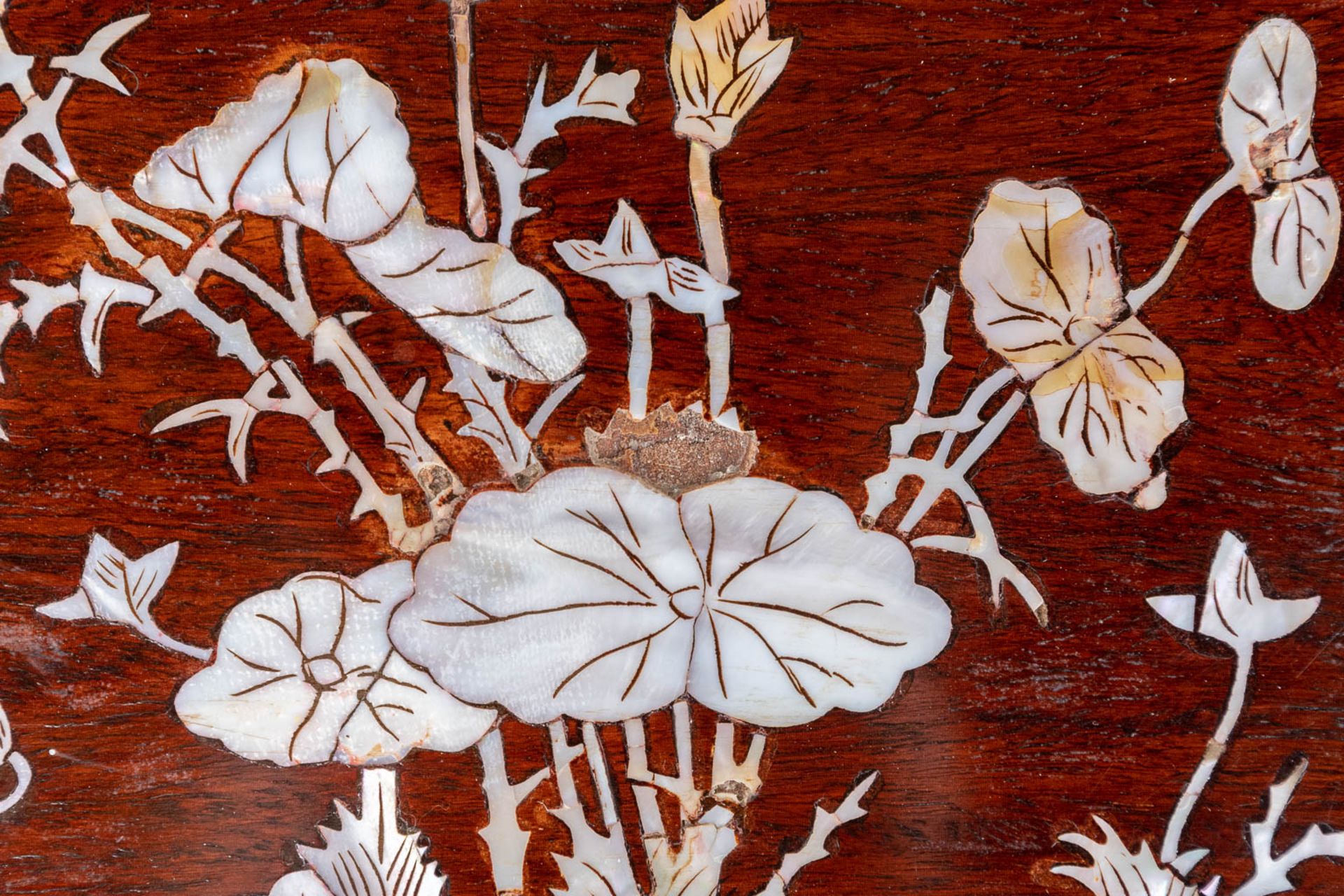 A set of Oriental cigogne side tables and a chair, decorated with mother of pearl. (L:55 x W:55 x H: - Bild 16 aus 18