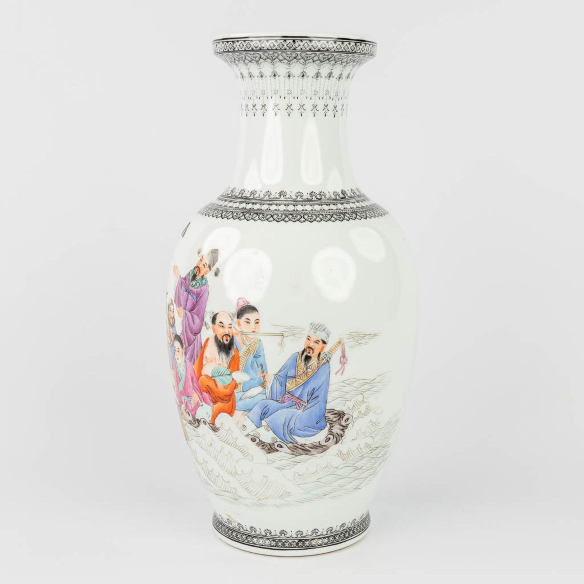 A Chinese vase with hand-painted decor, republic period. (H:36 x D:18 cm) - Bild 7 aus 14