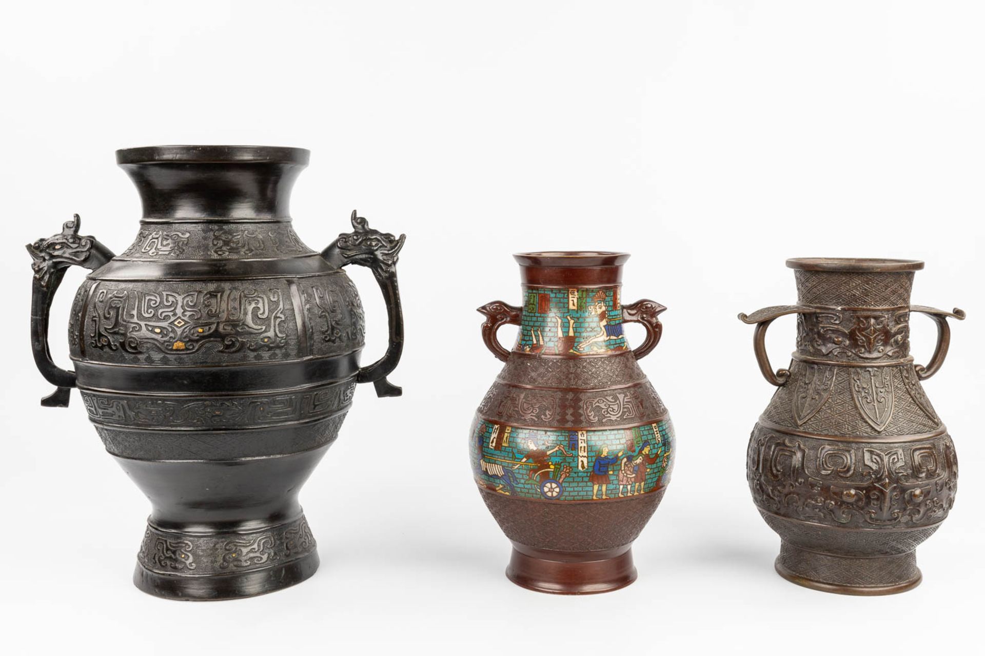 A collection of 3 Oriental vases made of bronze, of which one has a champslevŽ decor. (L:28 x W:35 - Bild 5 aus 19