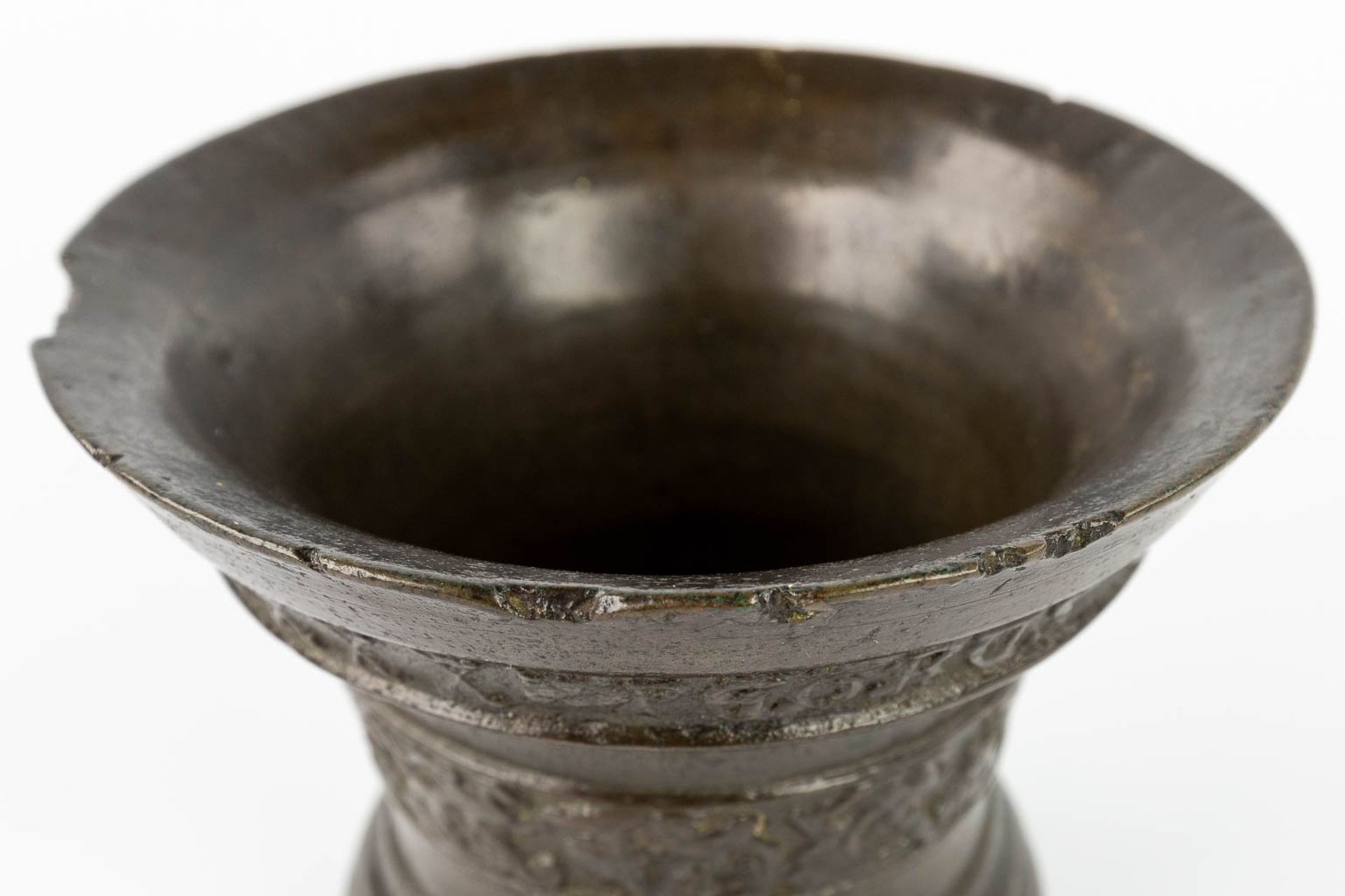 An antique mortar, made of bronze and marked 'Petrus Vanden Gheyn Me ficit 1580'. 16th C. (H:10,5 x - Image 9 of 15