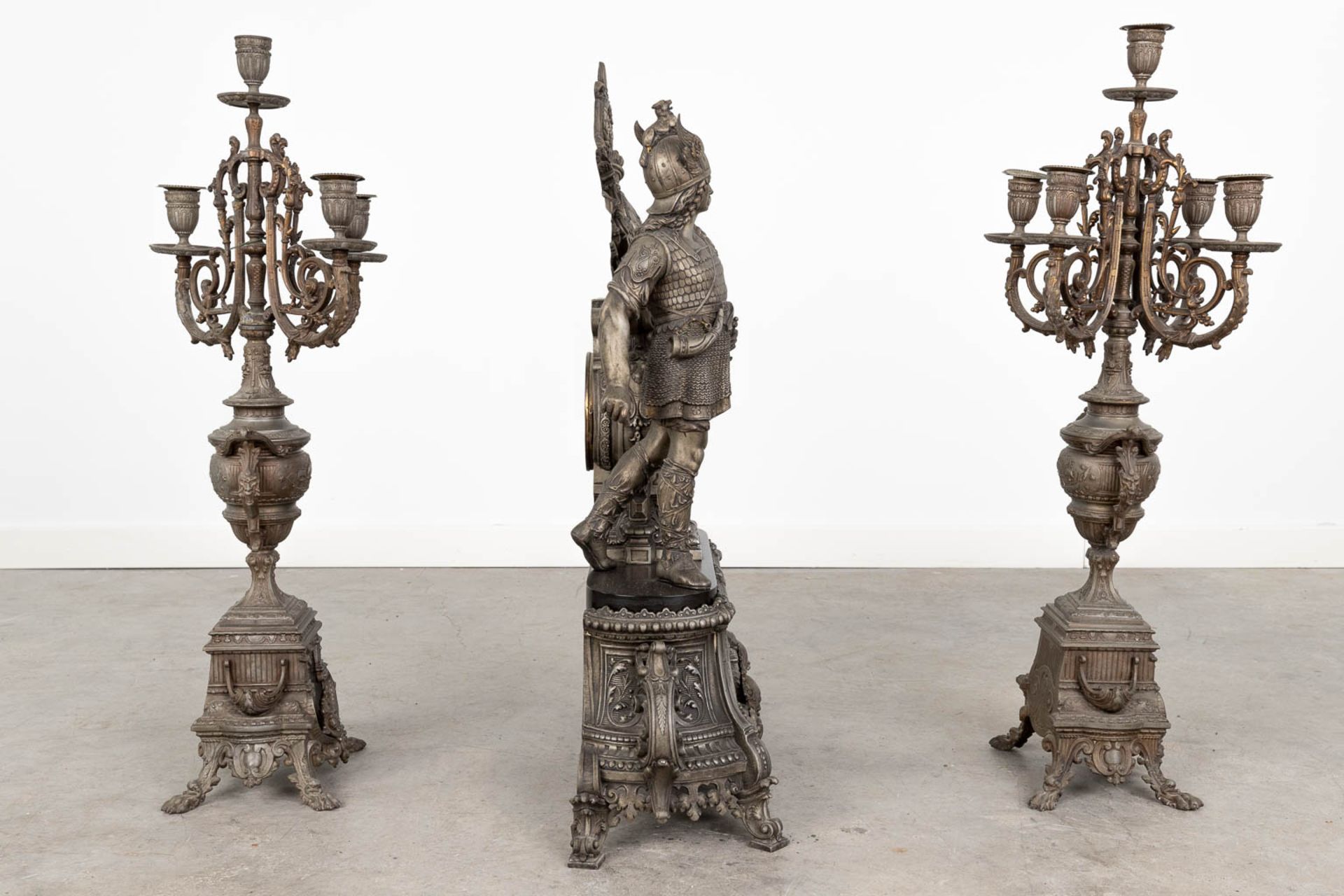 A three-piece mantle garniture clock with an 'Ambiorix' figurine, made of spelter. (L:19 x W:49 x H - Bild 5 aus 16