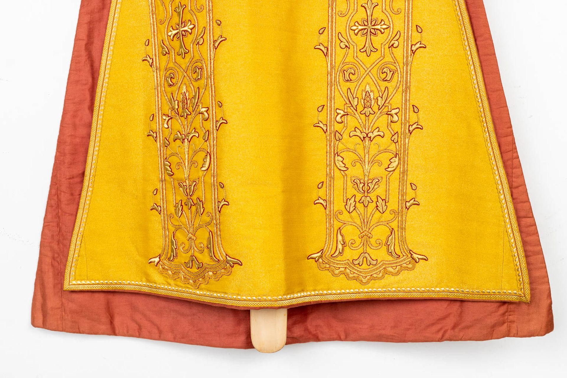 An identical pair of Dalmatics with embroidered thick gold thread and decorated with floral motives. - Bild 5 aus 15