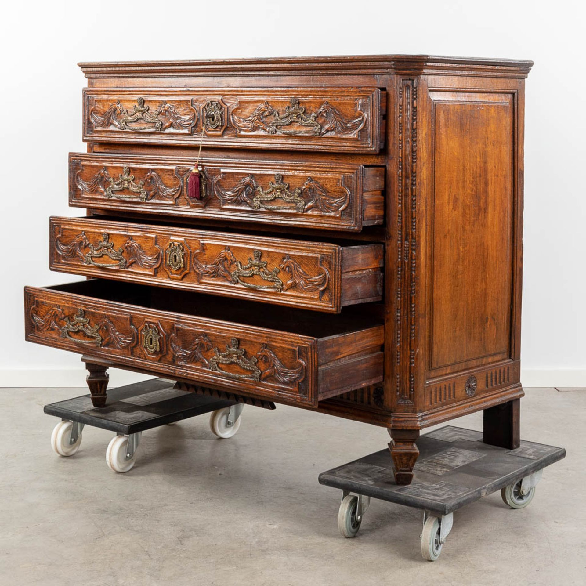 An antique commode with 4 drawers, decorated with mythological figurines and mounted with bronze. Lo - Bild 7 aus 13