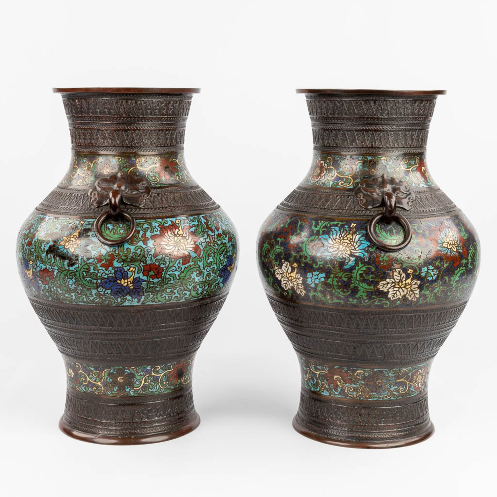 A pair of Oriental vases made of bronze with champslevŽ decor. (H:46 x D:30 cm) - Bild 4 aus 13