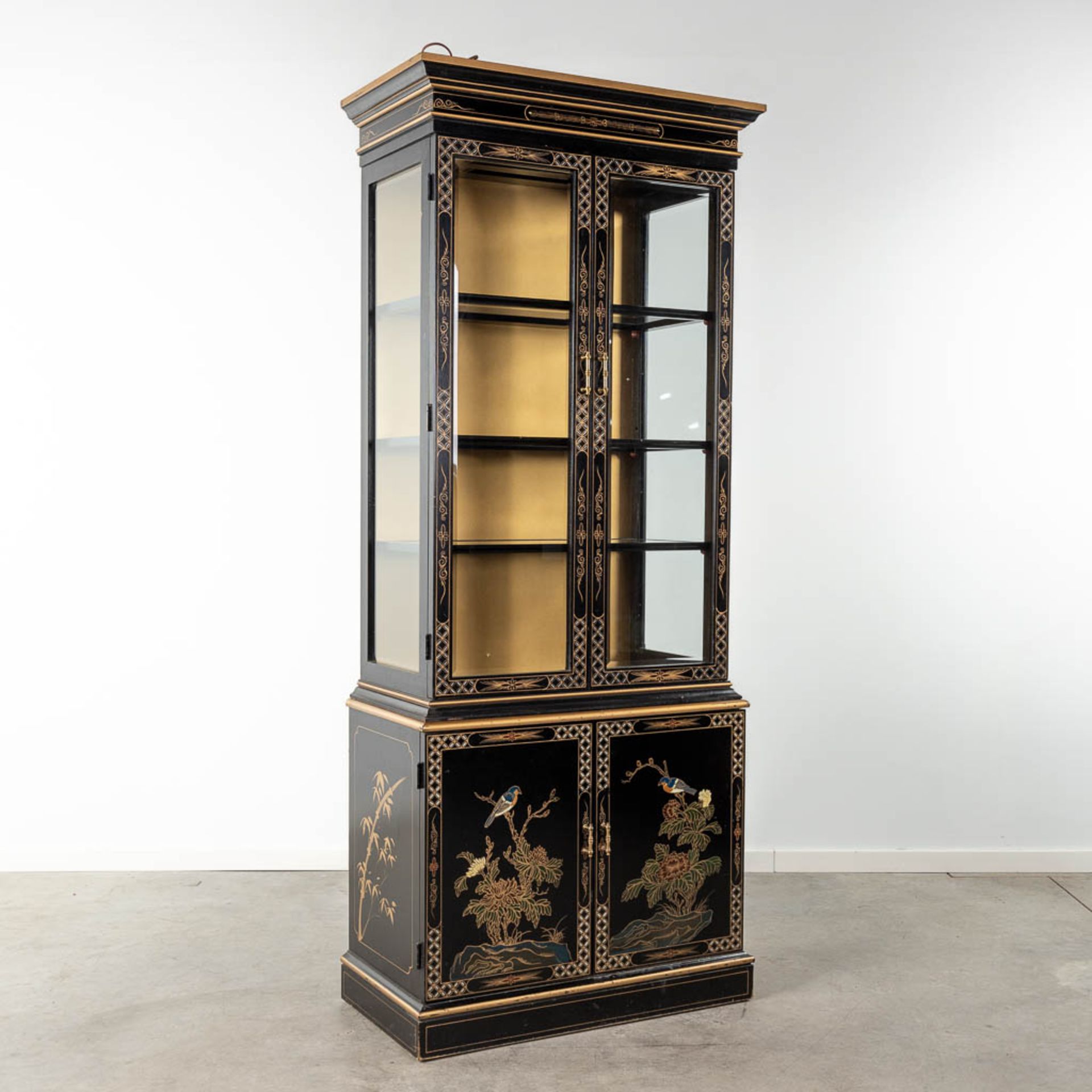 A display cabinet decorated with Oriental decors and birds. 20th C. (L:44 x W:84 x H:203 cm) - Bild 4 aus 10