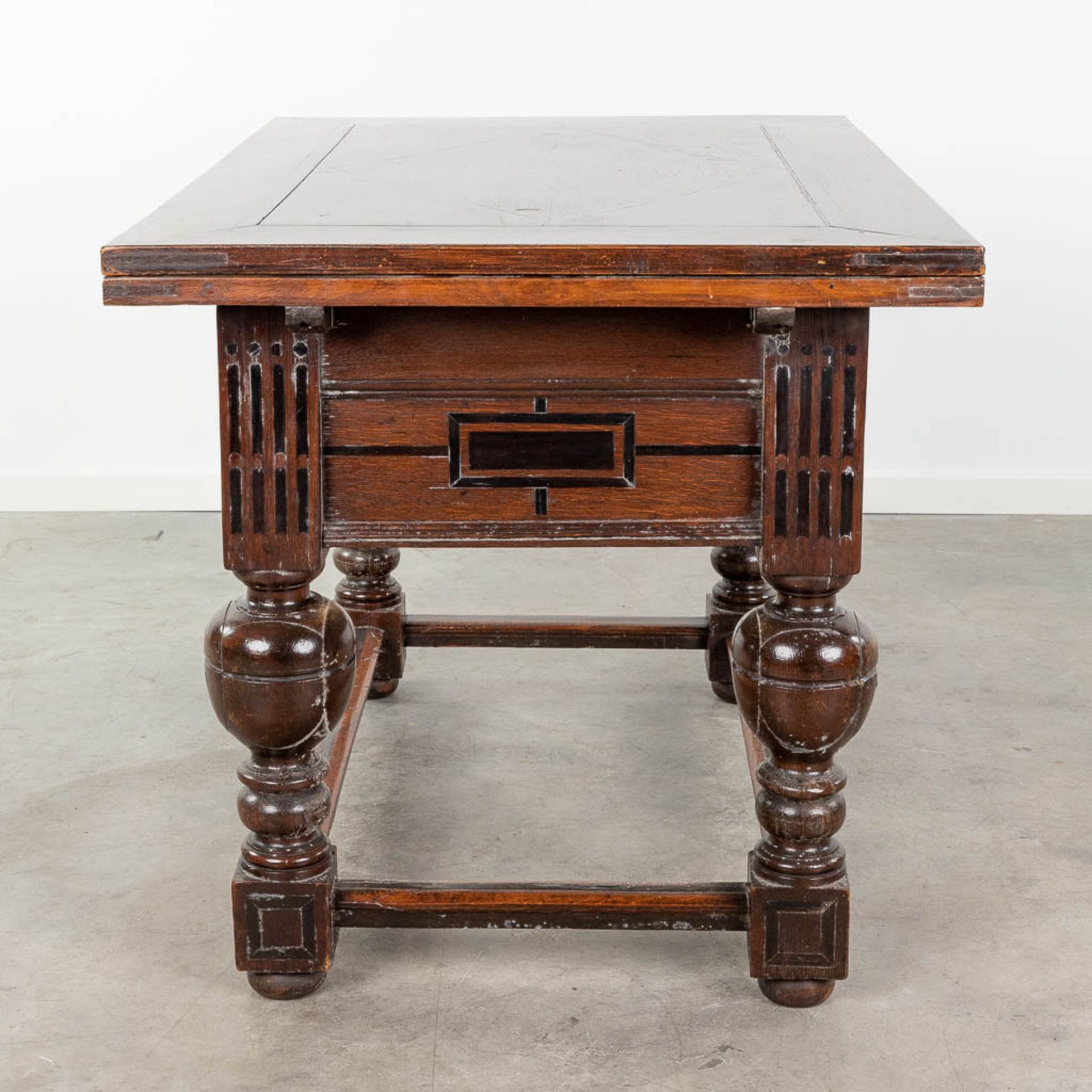 An antique 'Payment Table', made of oak and inlaid with ebony. 17th century. (L:76 x W:113 x H:76 c - Bild 6 aus 19