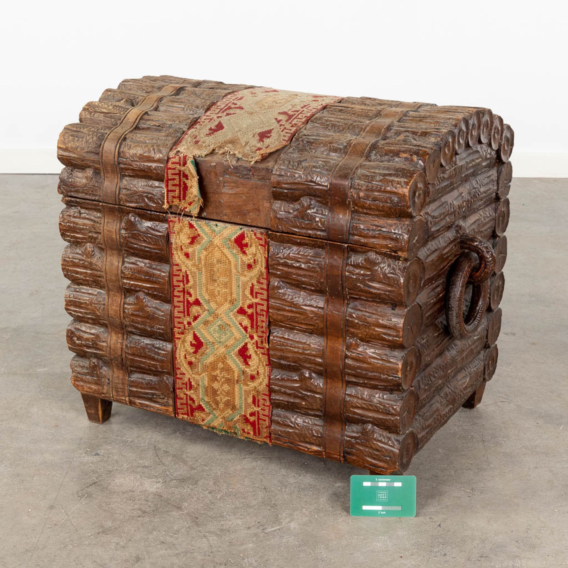 A decorative chest with wood sculptures finished with fabric. (L:39 x W:64 x H:51 cm) - Bild 2 aus 15