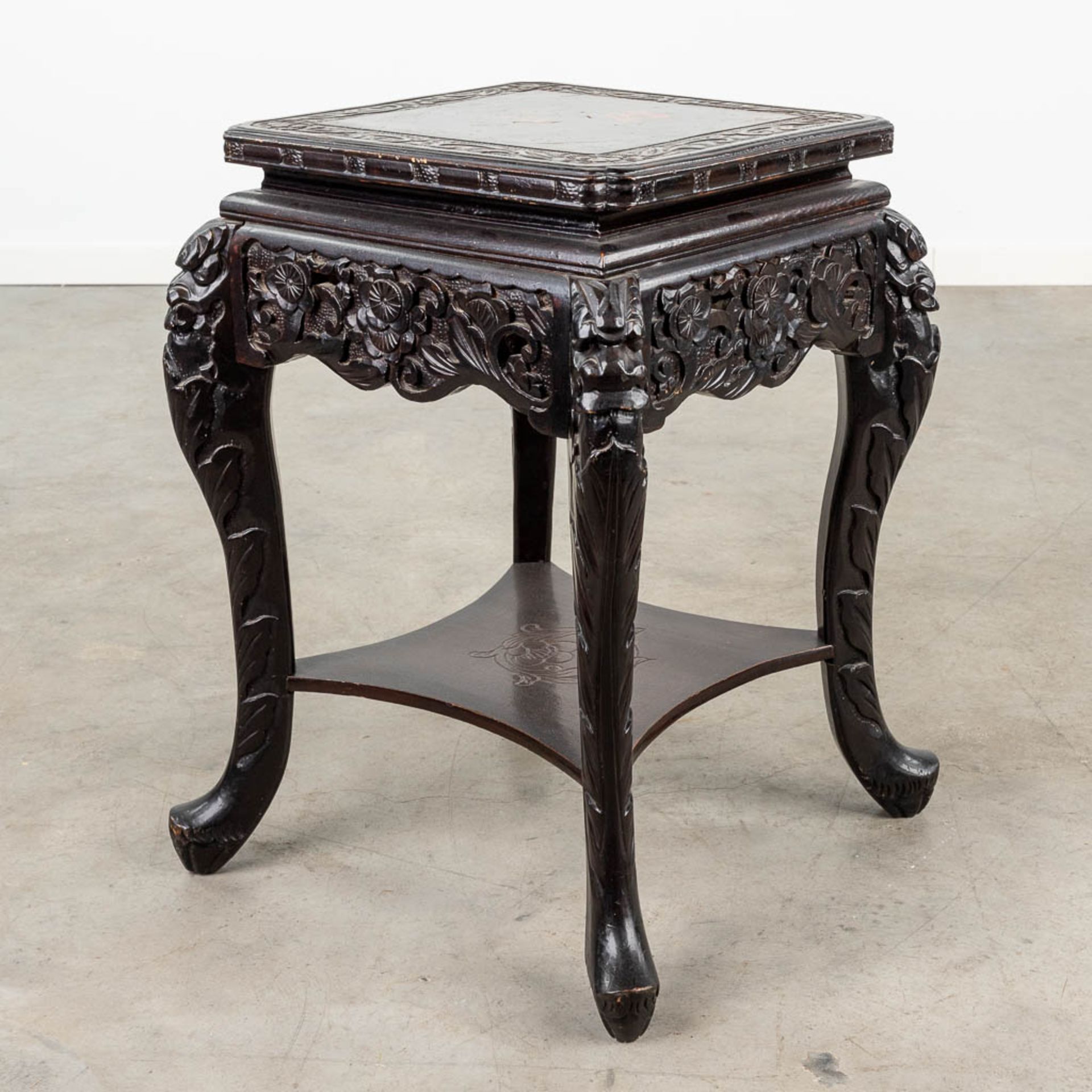 An Oriental stand, hardwood decorated with a floral decor. (L:44 x W:44 x H:61 cm) - Bild 5 aus 12