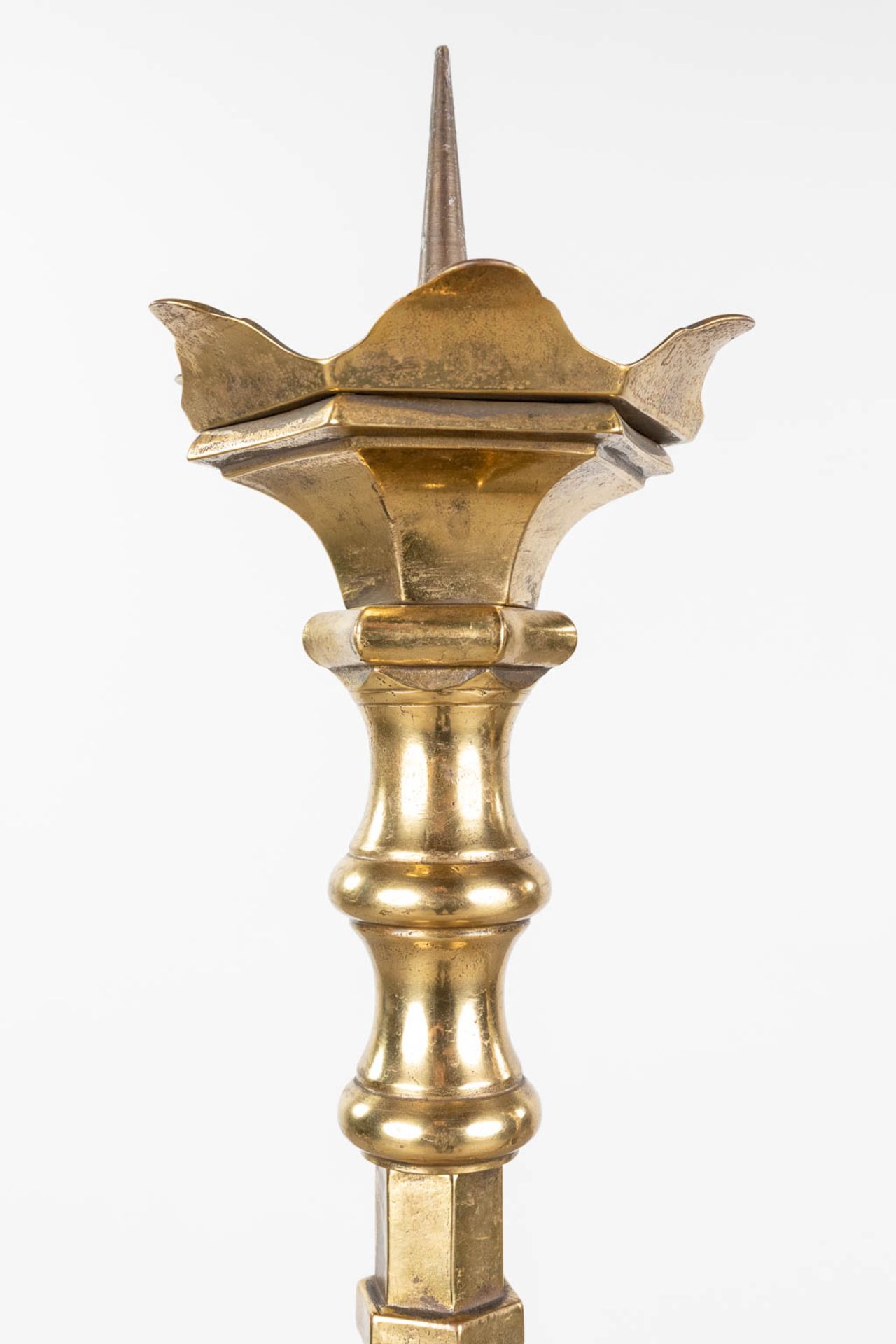 A pair of church candlesticks made of bronze. 20th century. (H:125 cm) - Bild 7 aus 9